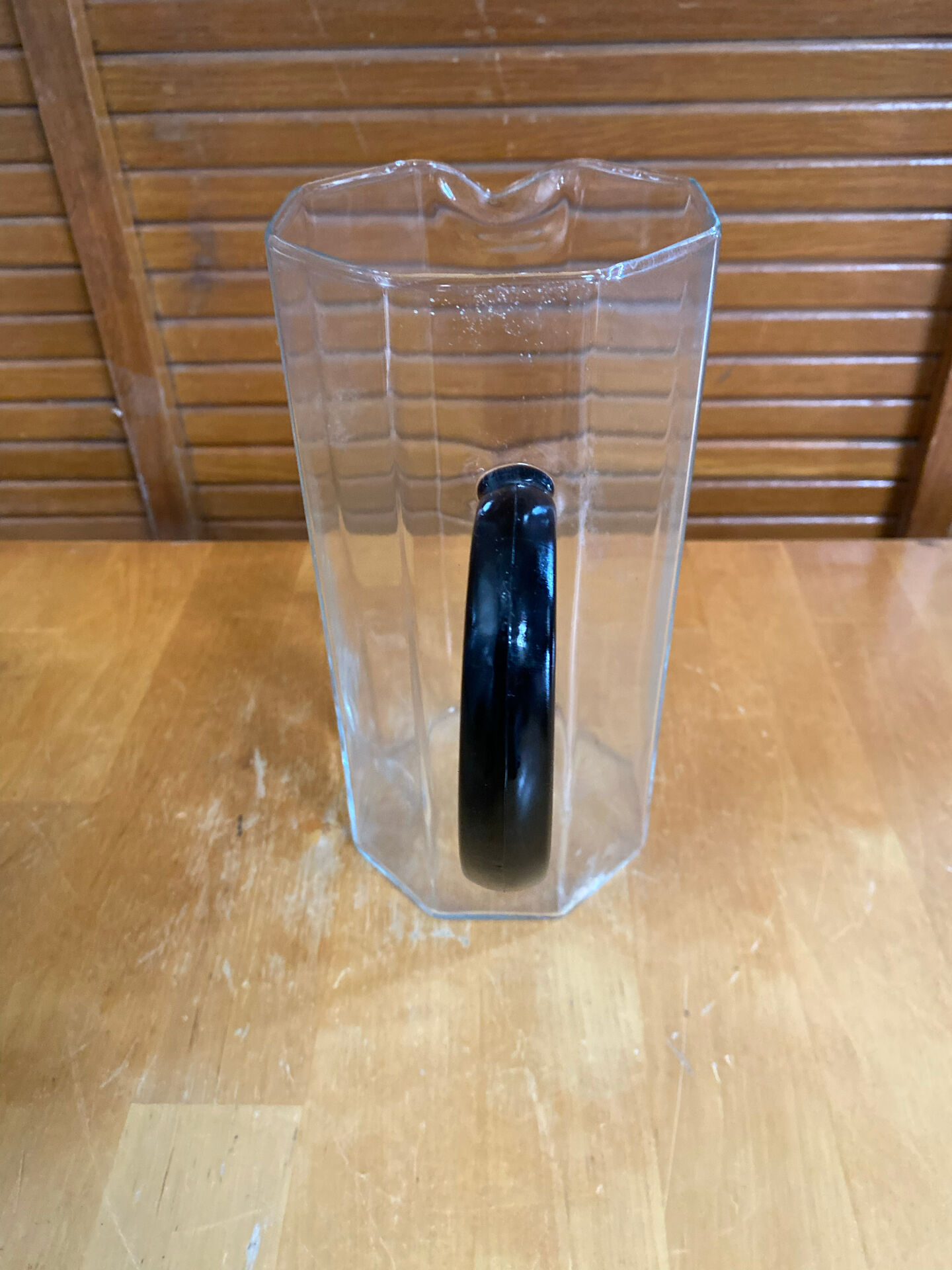 Old pichet arcoroc model octime transparent glass + black handle wine