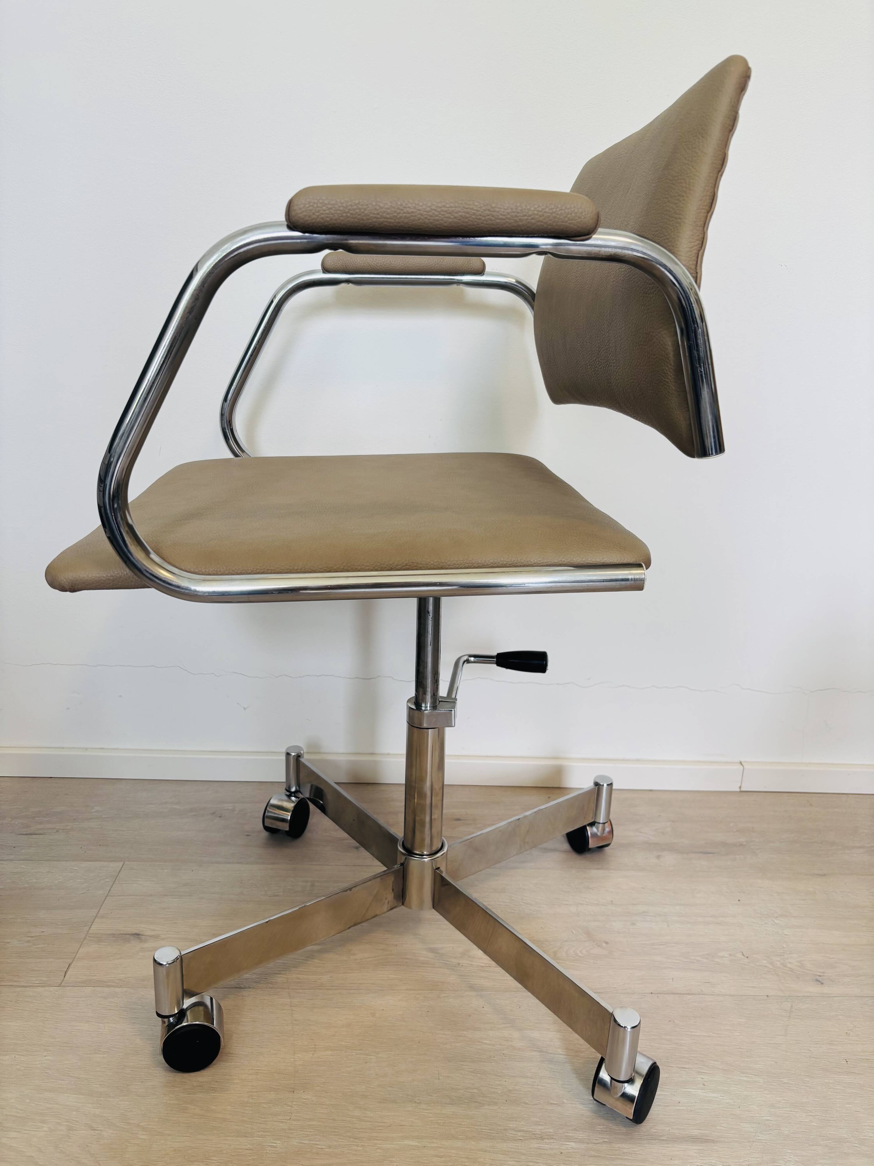 Chaise de bureau vintage beige clair par Kovona, Tchécoslovaquie, années 1970