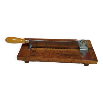 Bread knife on wooden base