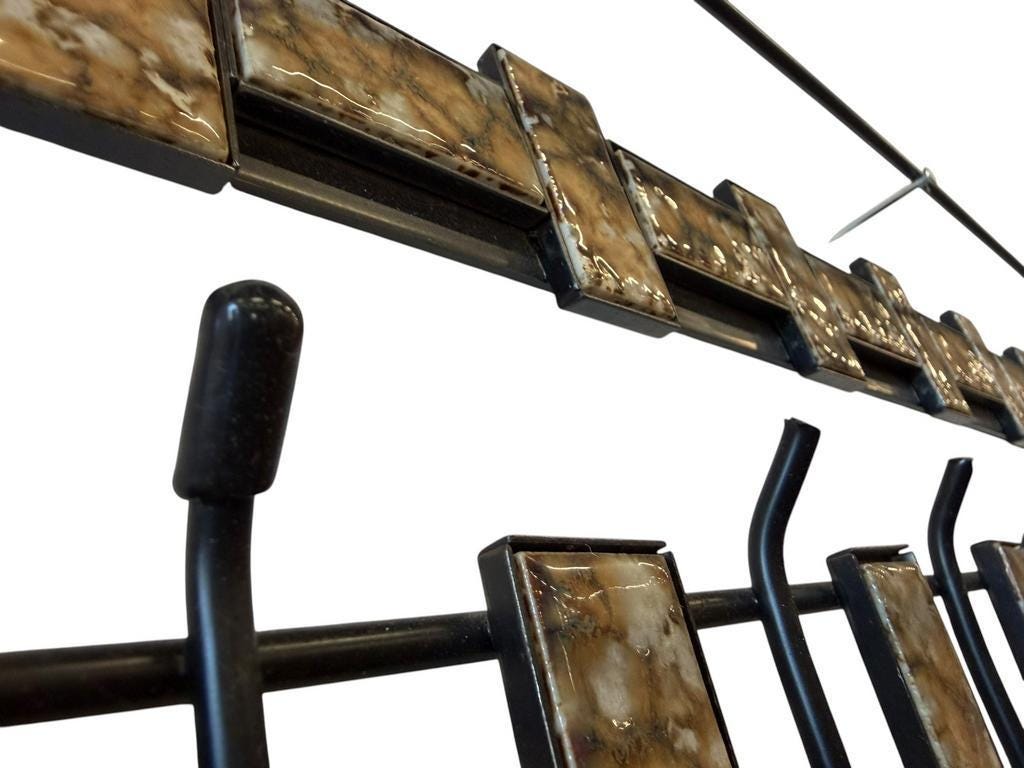 Porte-manteau mural vintage noir en métal avec accent en céramique