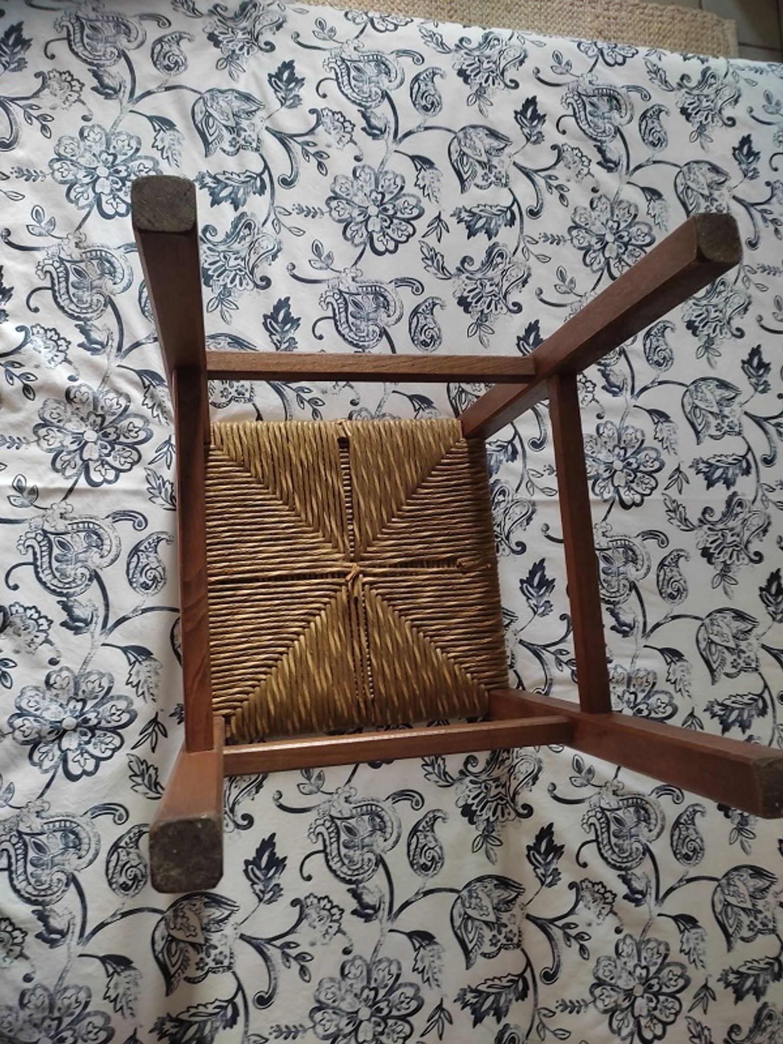 Stool solid wood seat straw feet patinated dp 0922131