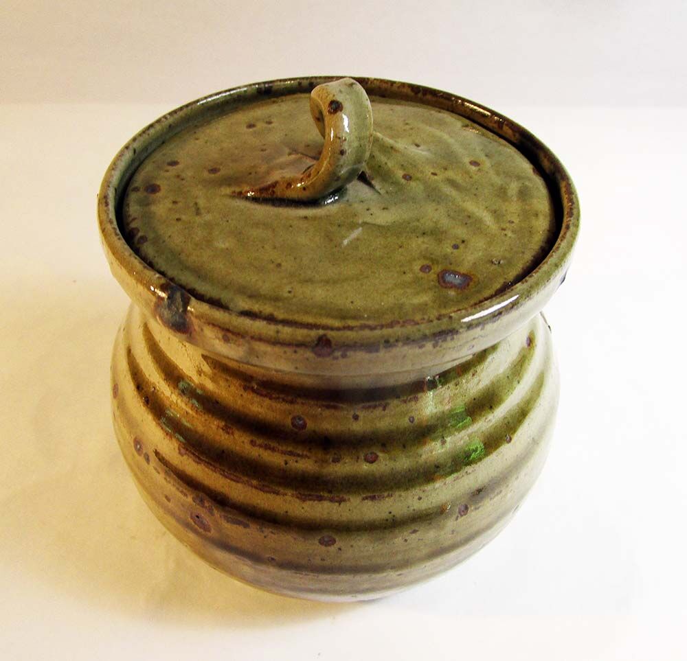 Speckled sandstone pot with lid