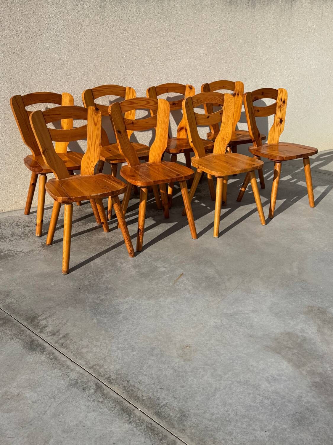 Set of 8 pine chairs in the Les Arcs design style by Charlotte Perriand from the 1970s.