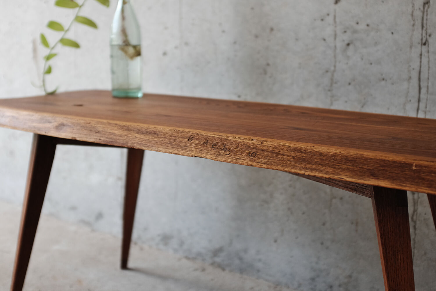 Table basse en bois brut forme libre et pieds compas années 50 60