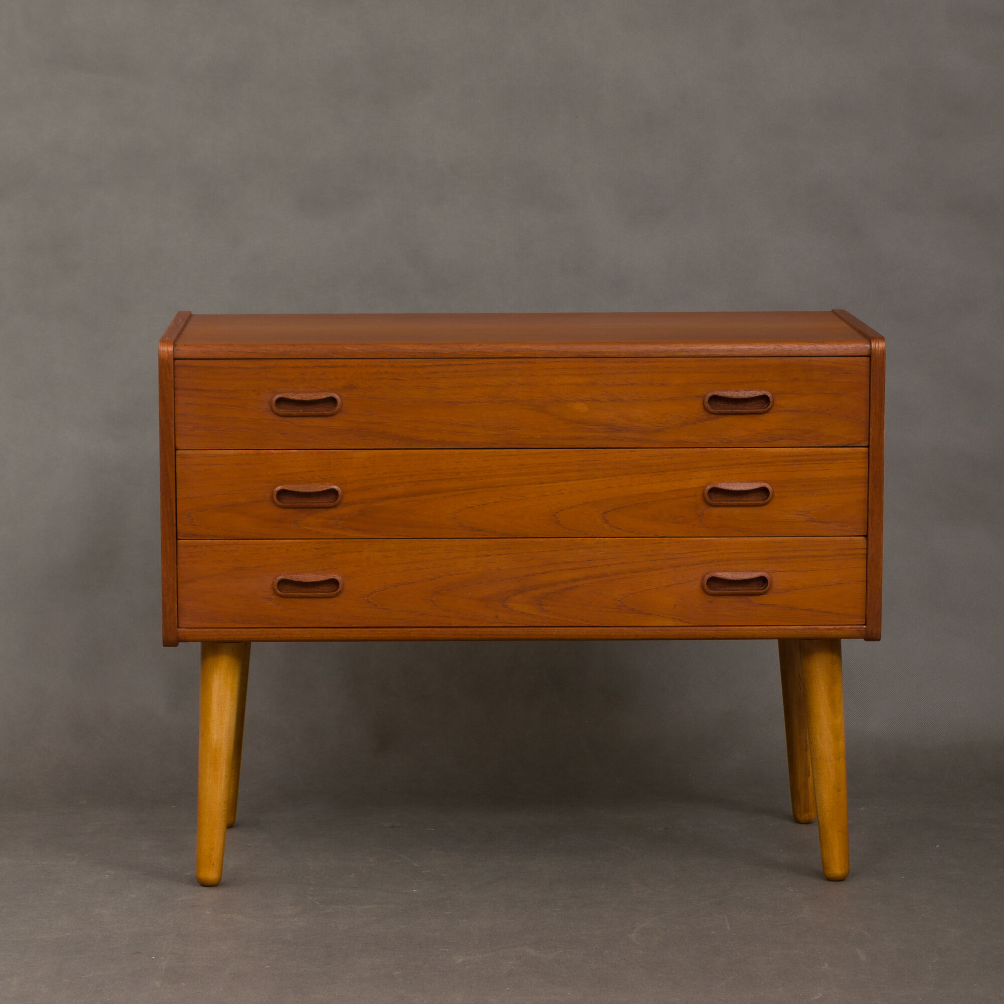Dresser danish 3 drawers