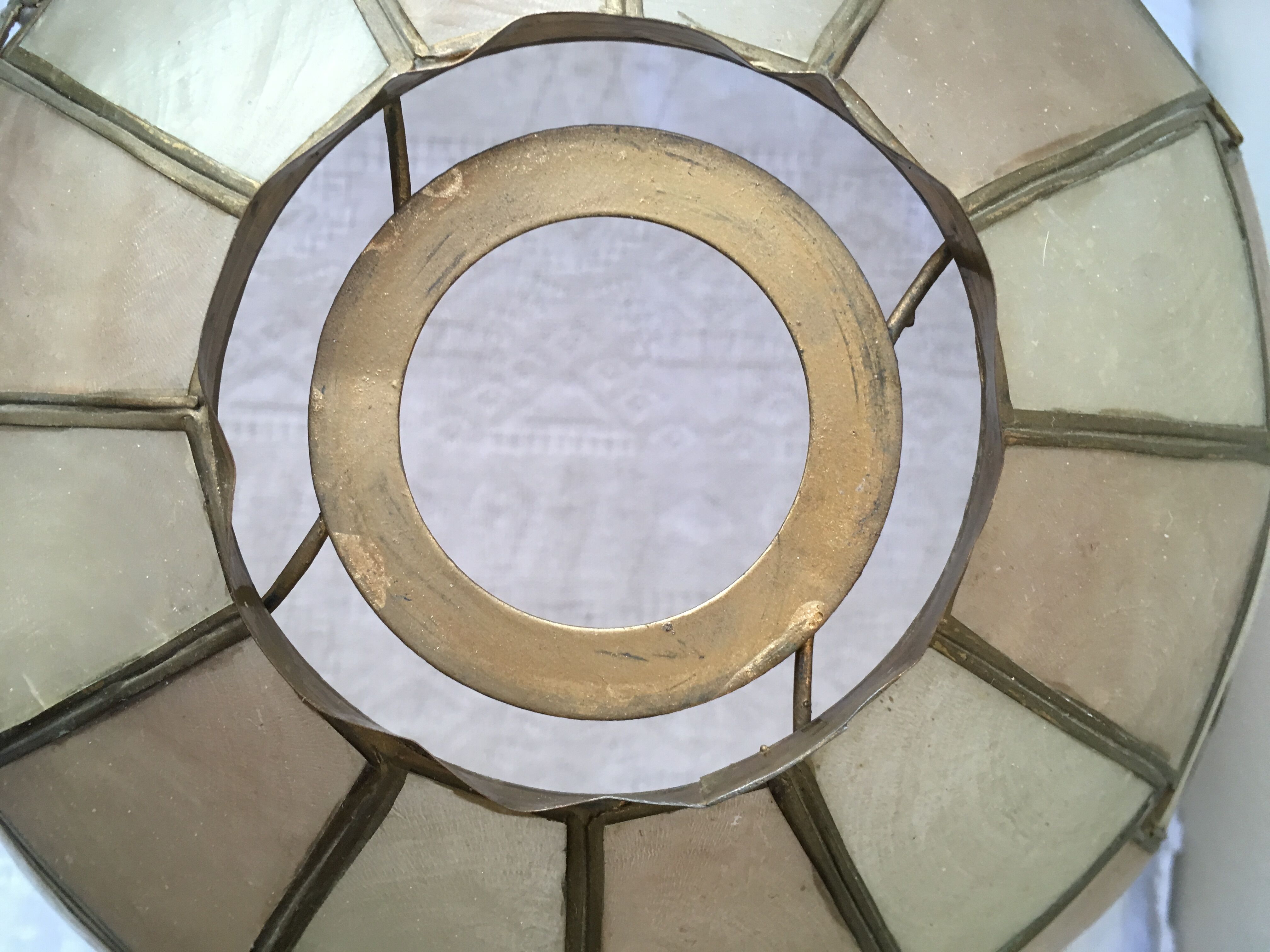 Mother-of-pearl and brass suspension with its collar