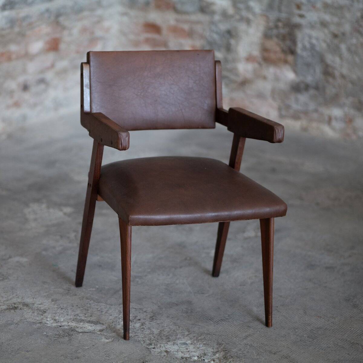 Paire de fauteuils en bois et cuir marron, Italie années 50