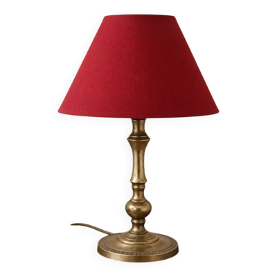 Lampe à poser en métal doré patiné et abat-jour rouge – H 36 cm