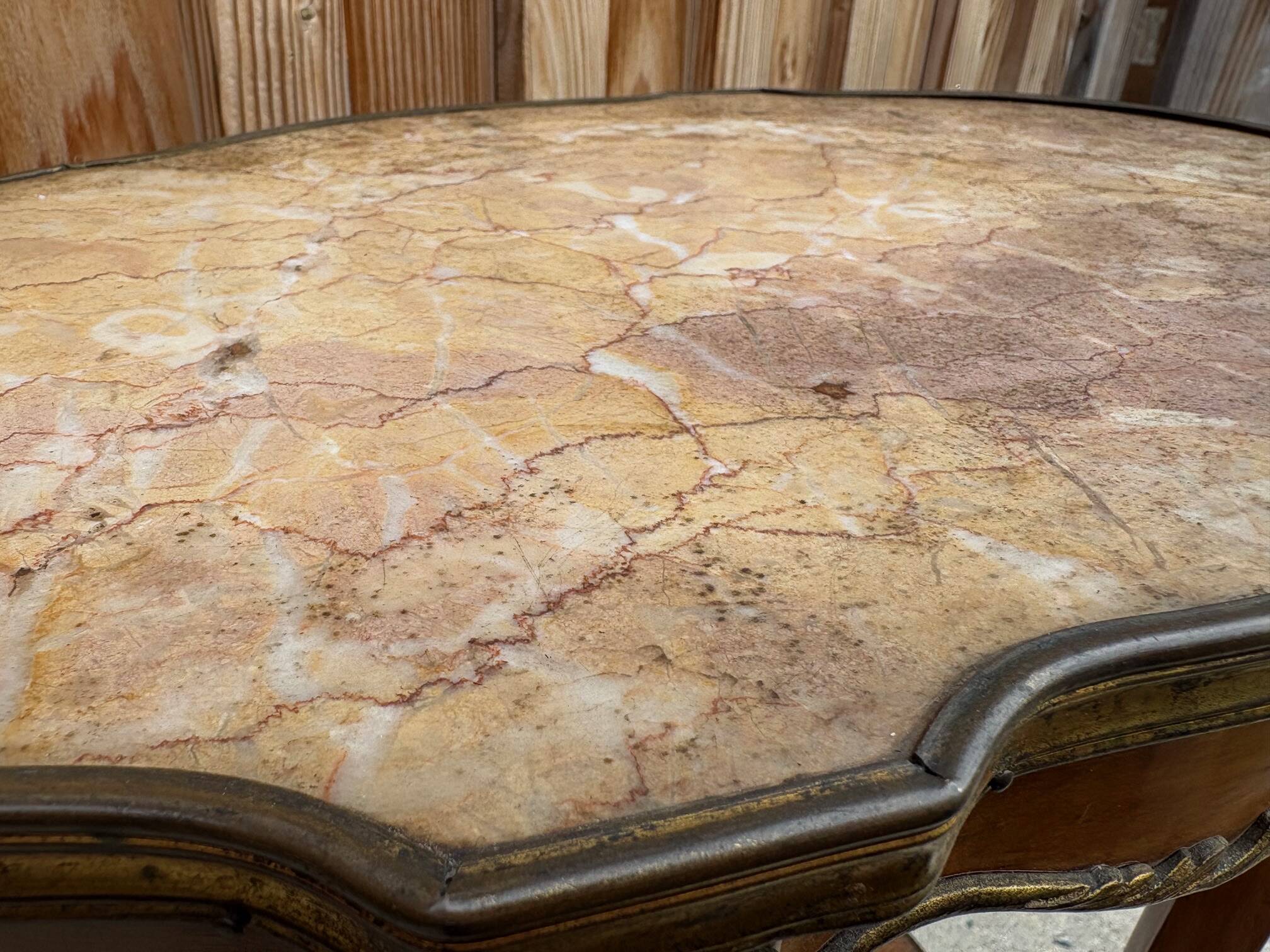 Guéridon ancien Louis XV – marbre rosé et laiton doré – fin XIXᵉ siècle