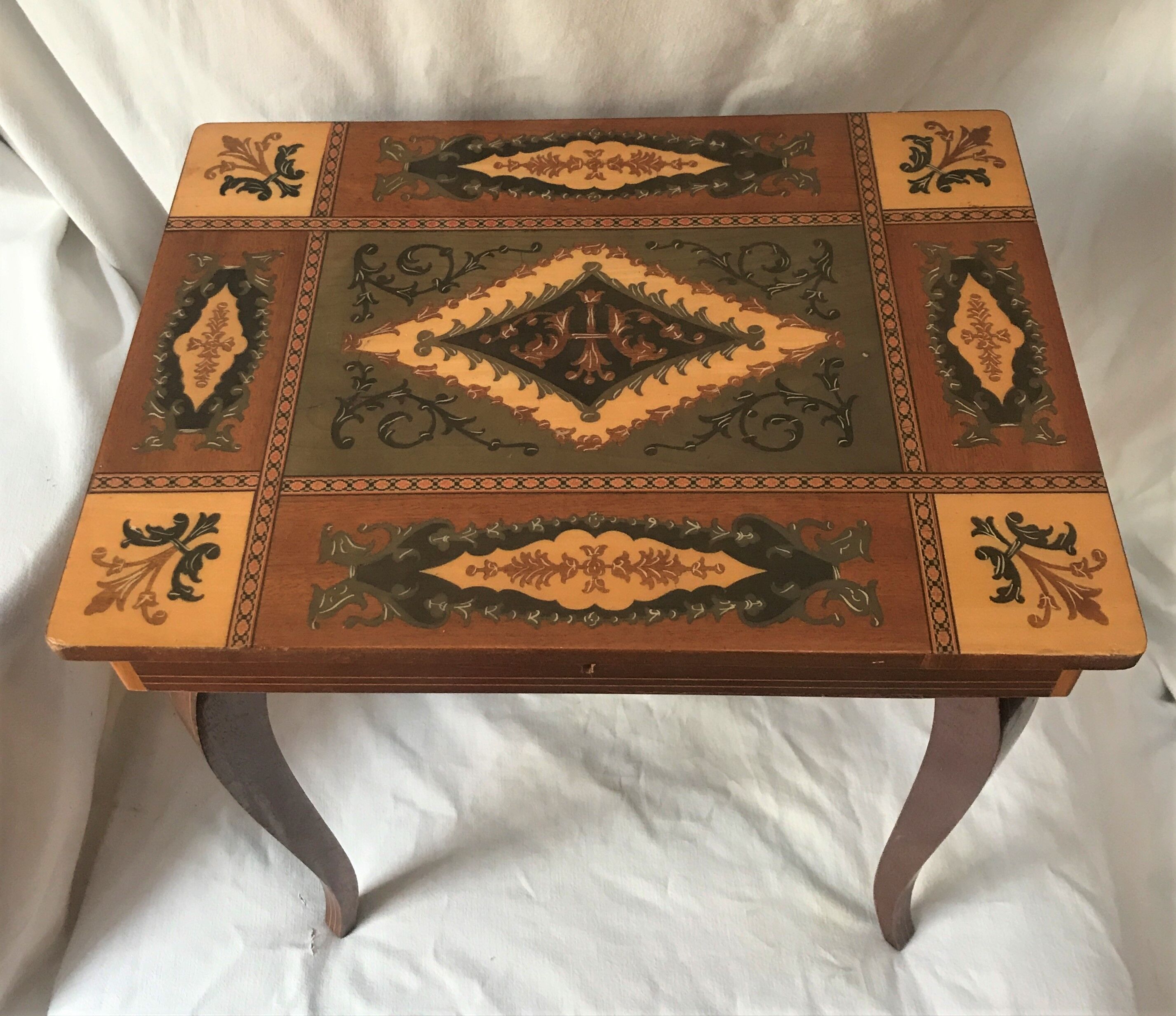 Table boite à musique marquéterie