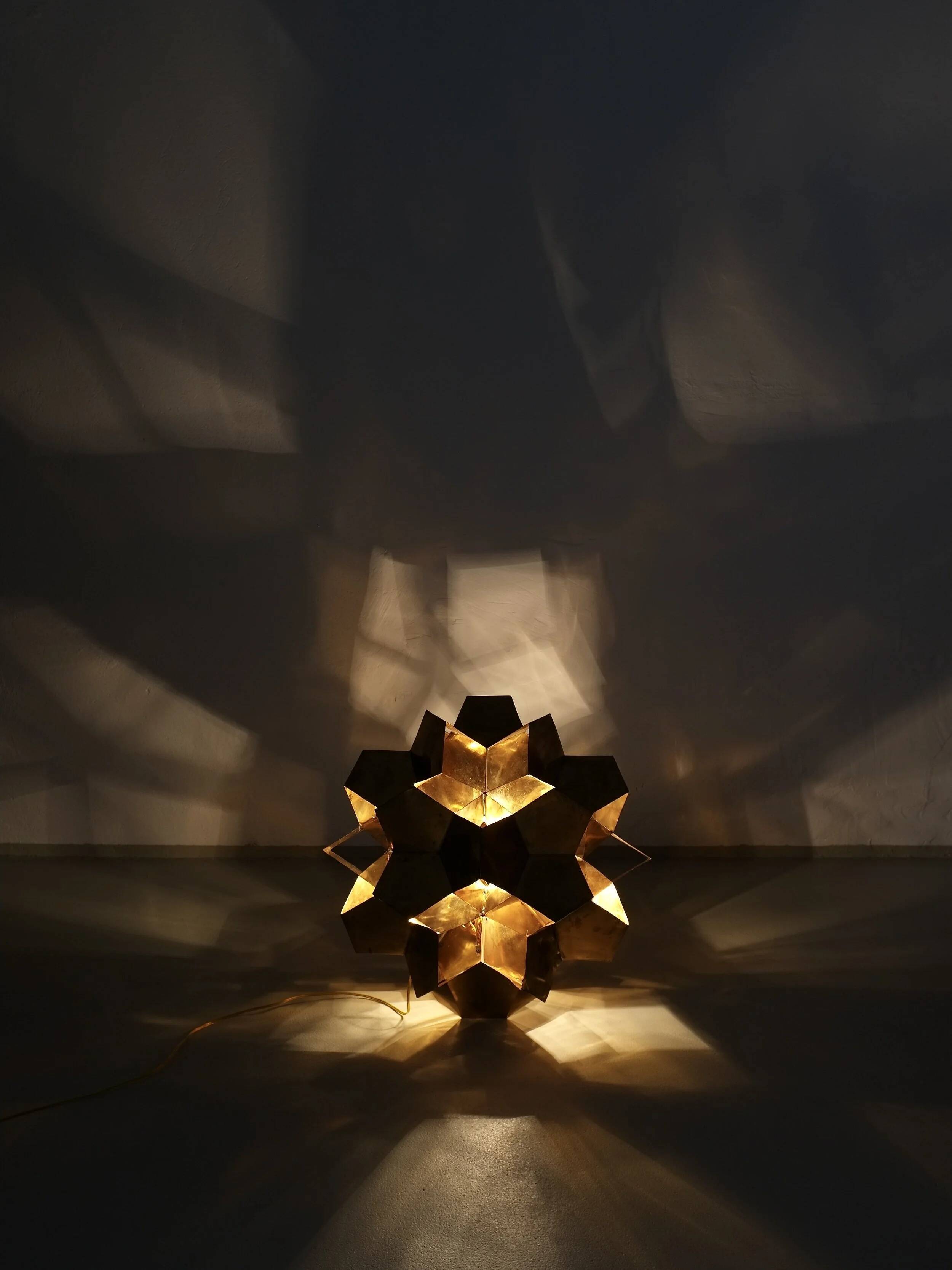 Lustre origami brutaliste en laiton, Lettonie années 1970