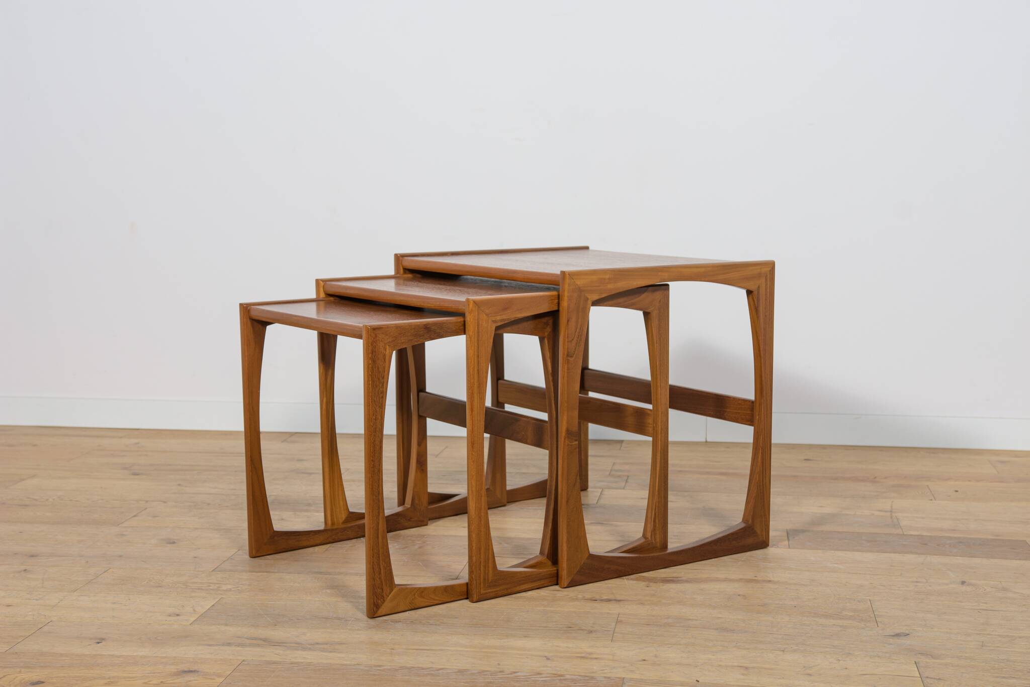 Tables gigognes en teck du milieu du siècle par R. Benett pour G-Plan, Royaume-Uni.