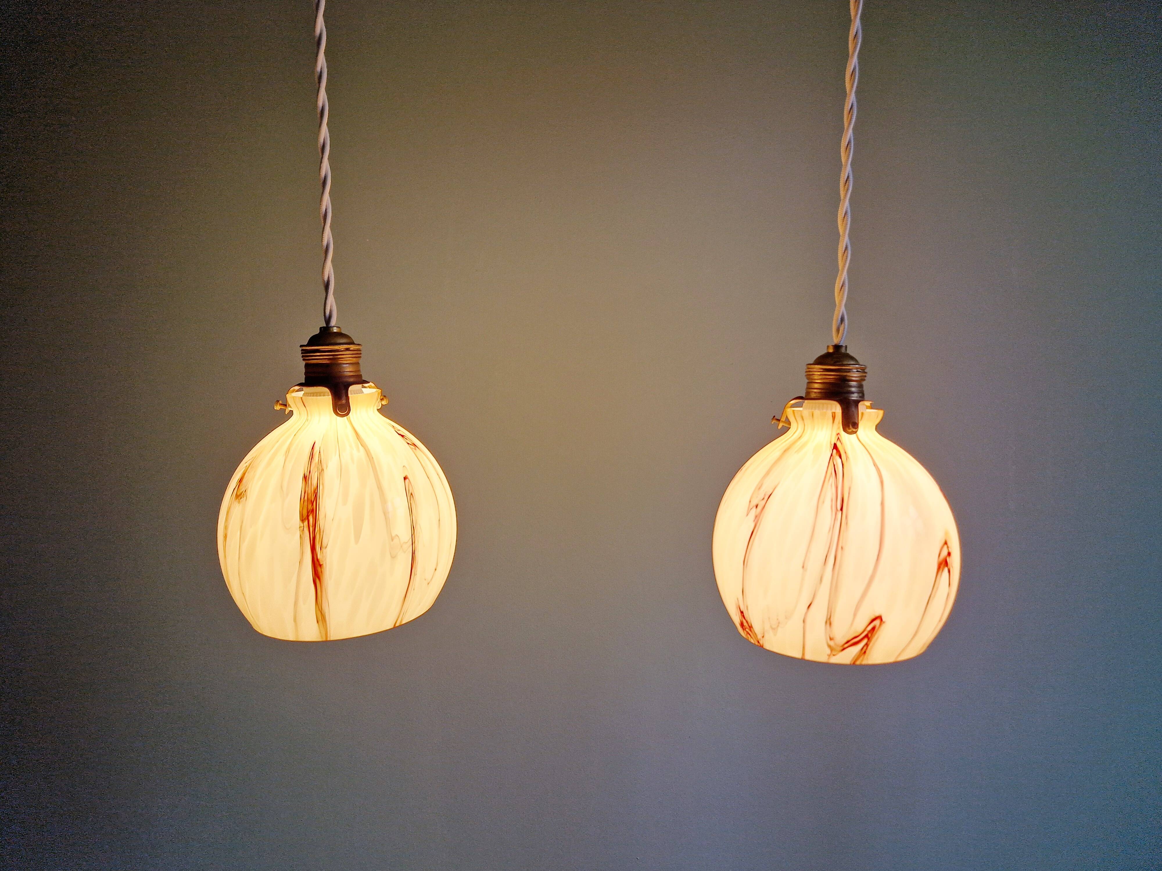 Duo de suspensions Art Déco en opaline marbrée, années 1920-30
