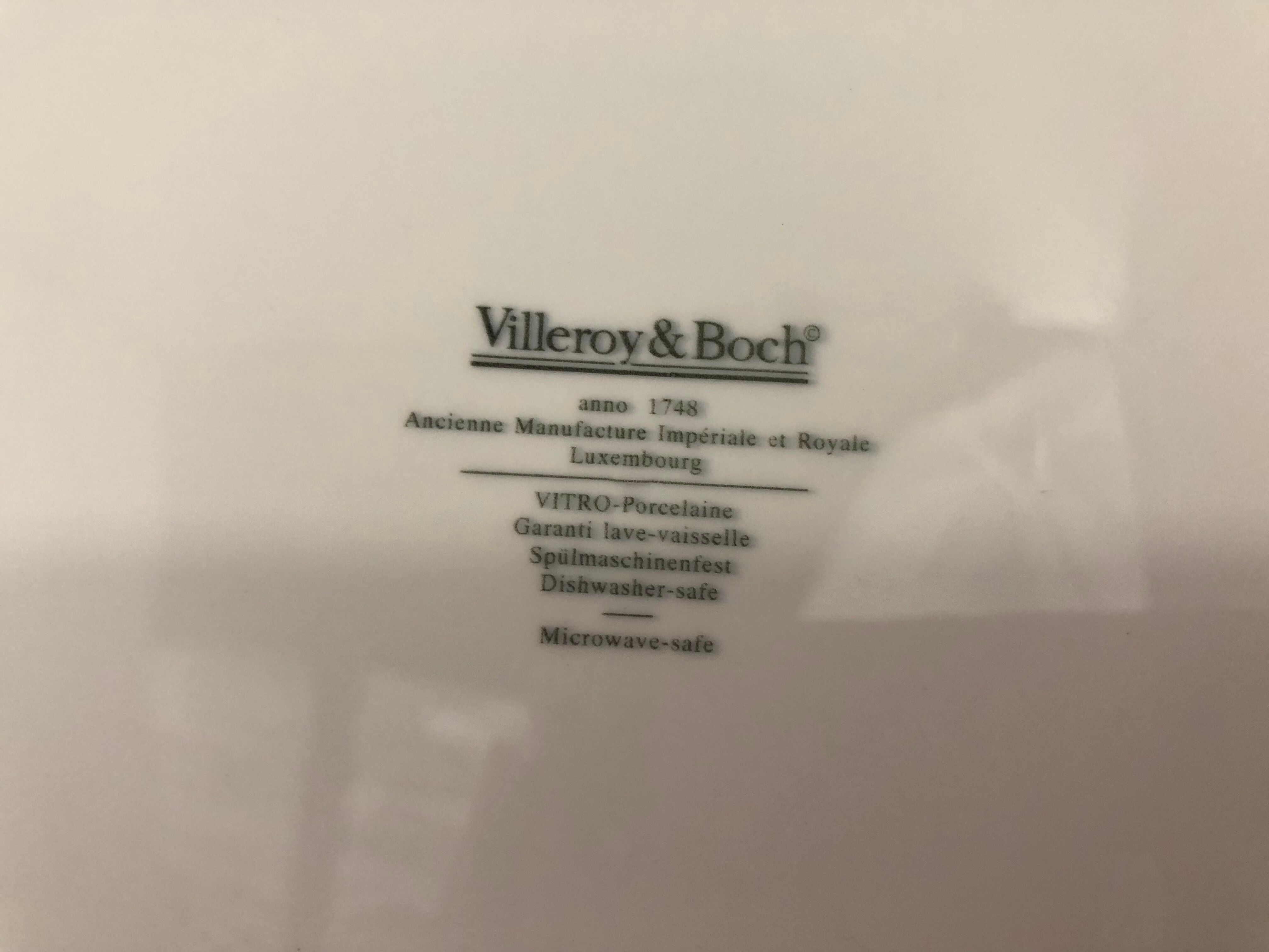 4 white and blue presentation plates Villeroy Boch large plate