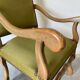 Fauteuils tapissés vert olive, cloutés