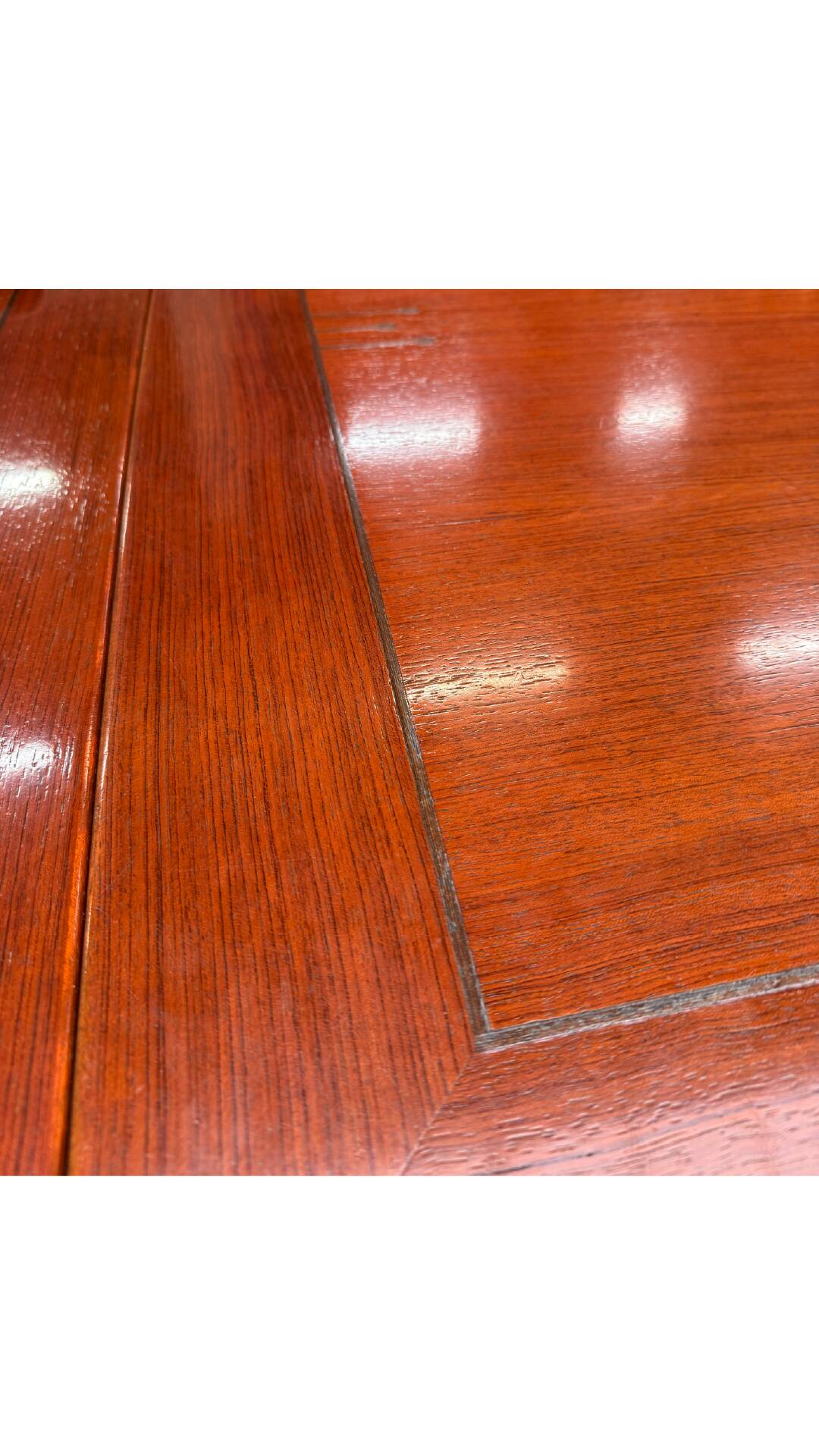 Beautiful and extendable Art Deco design dining table for 6 to 8 people