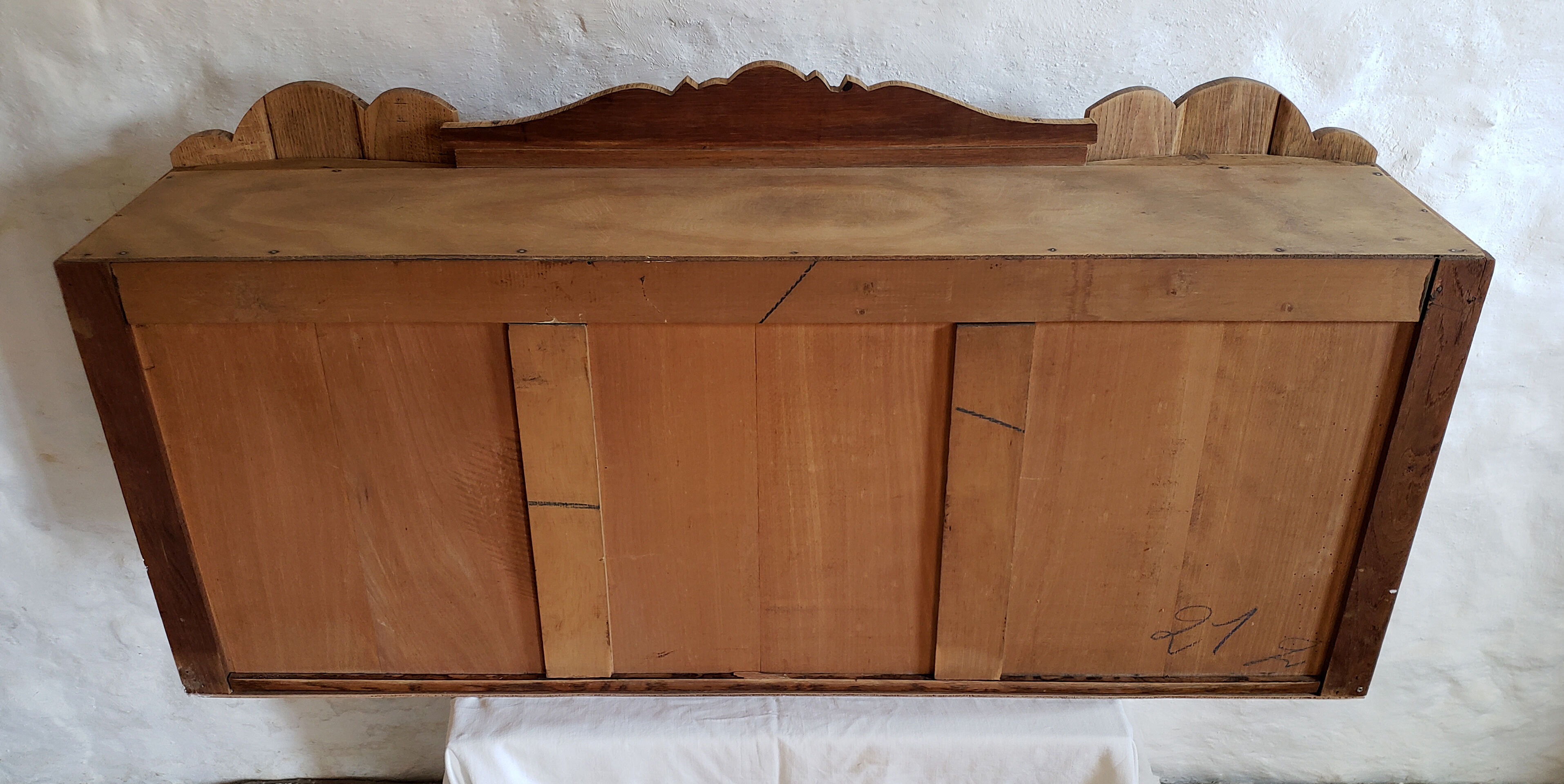 Art-deco wall showcase in raw oak