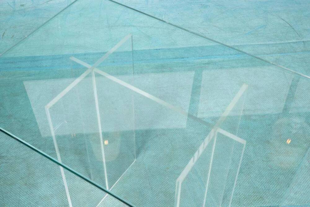 Minimalist side table in glass & acrylic, Memphis style