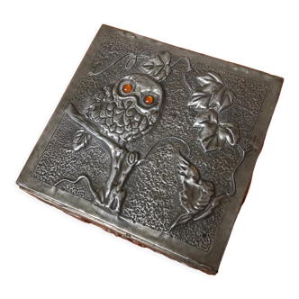 Jewelry box in embossed metal with owl decor