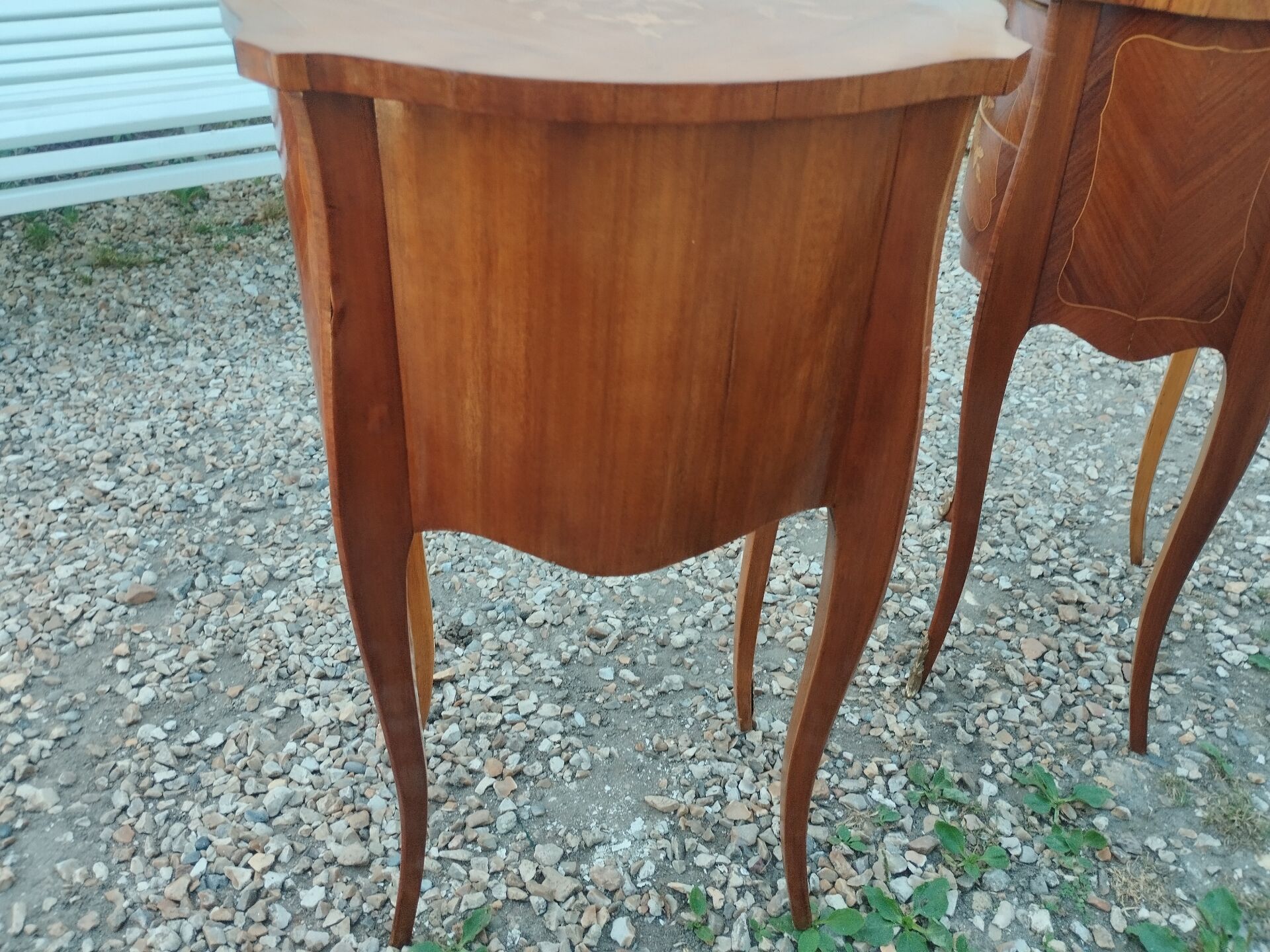 Paire de chevets anciens en marqueterie style Louis XV