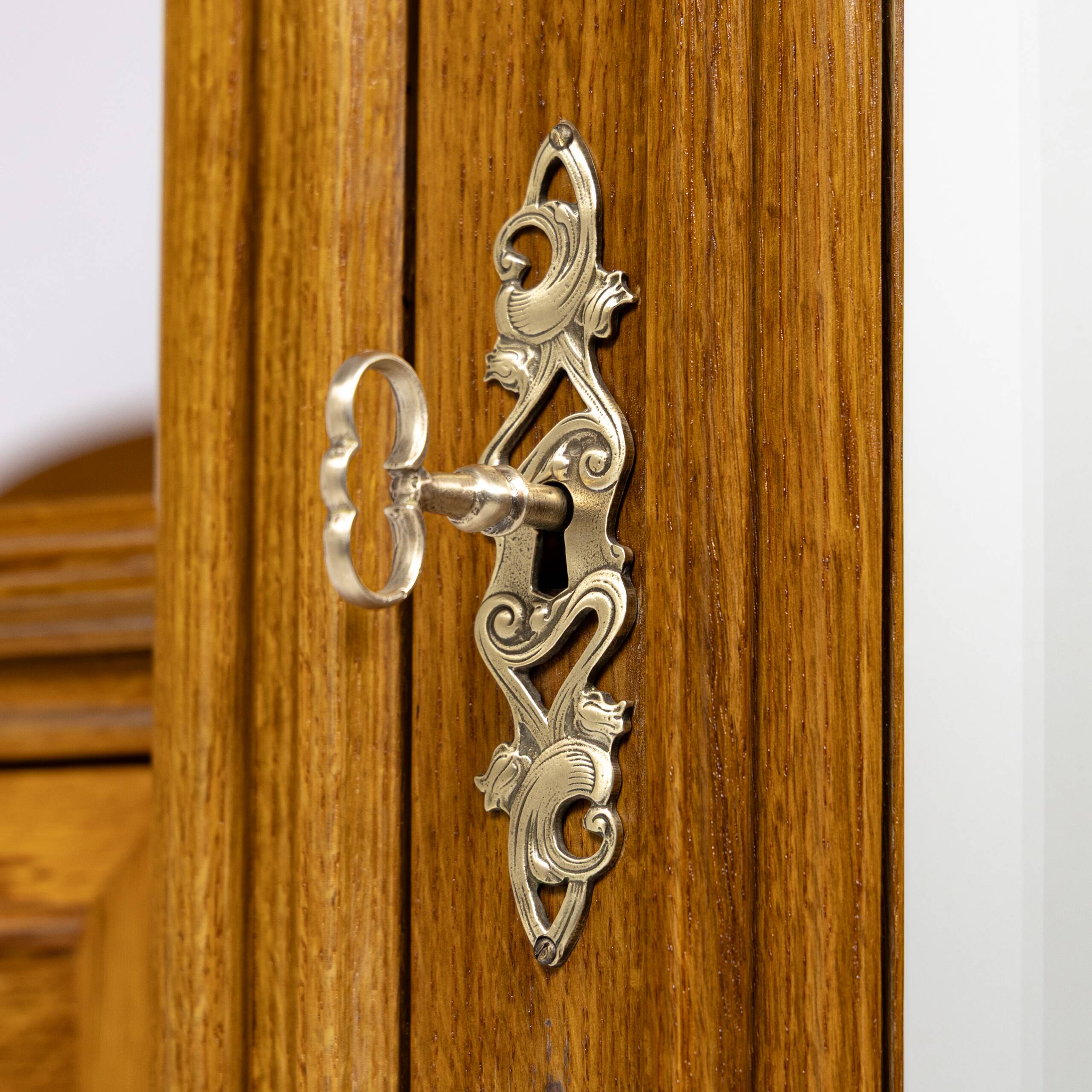 Large Art Nouveau linen cupboard in oak and mirror - 1900-1920