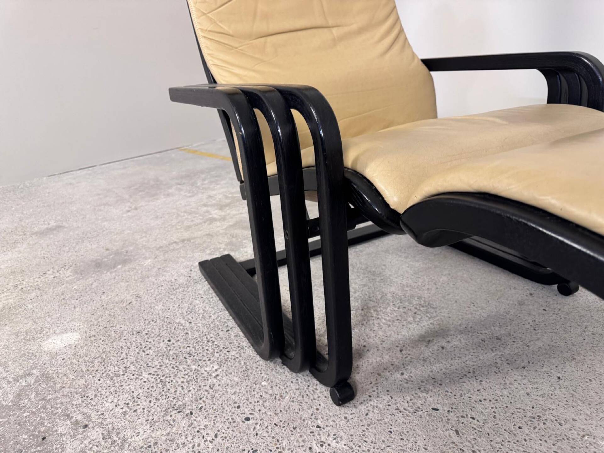 Rocking-chair viennois en bois courbé, cuir et cannage