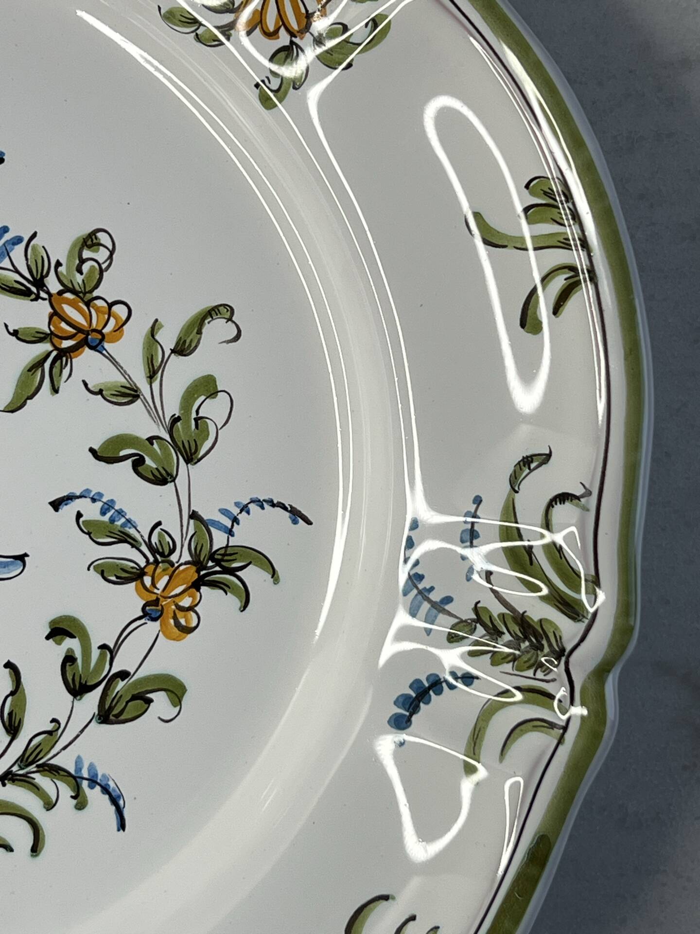 Assiette en faïence de Moustiers décor oiseau et fleurs 25cm