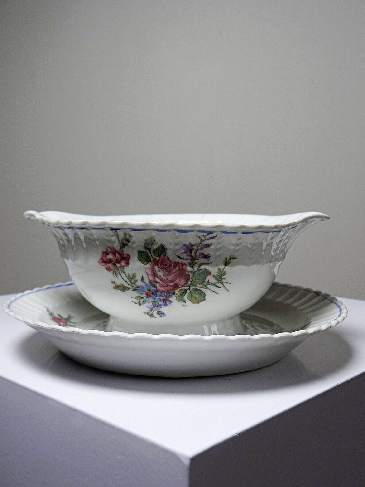 Bernardaud sauceboat Limoges porcelain with floral decoration from the 1920s to 1950s.
