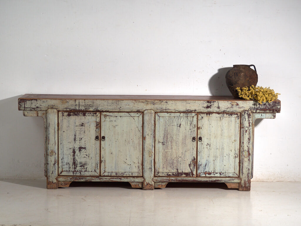 Buffet d’autel ancien laqué en bois de pin – Chine, vers 1900