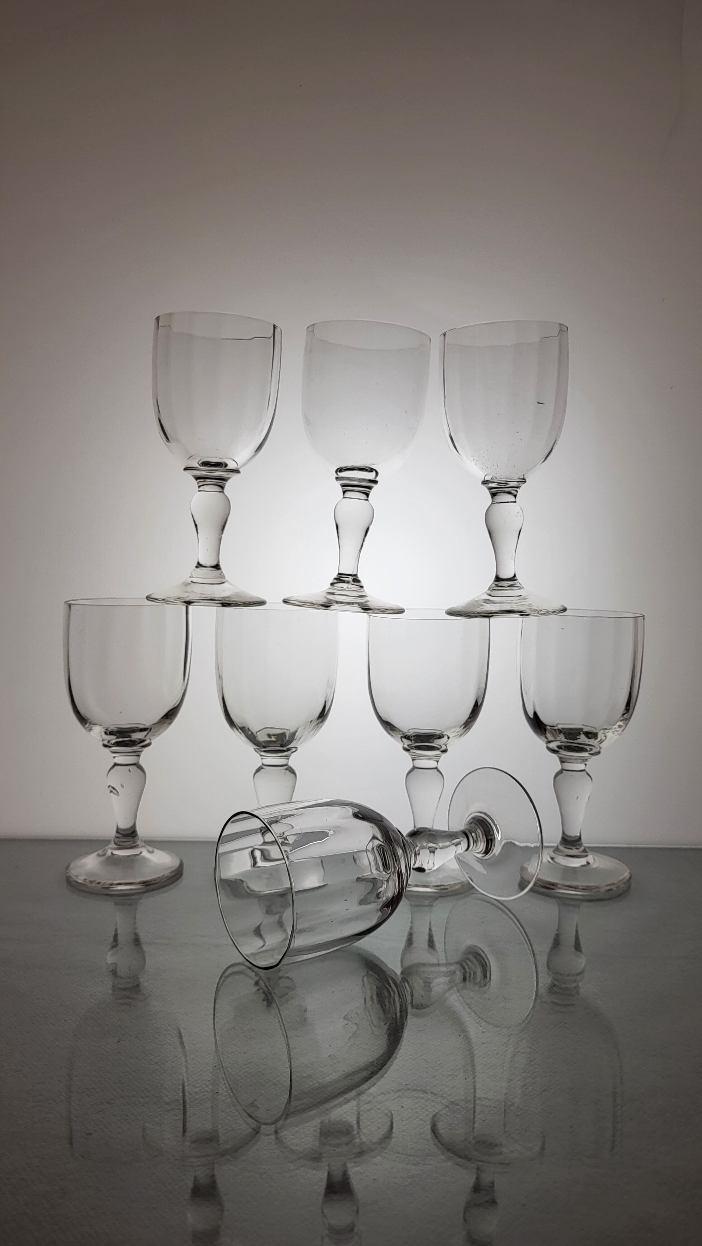 8 wine glasses Early twentieth century