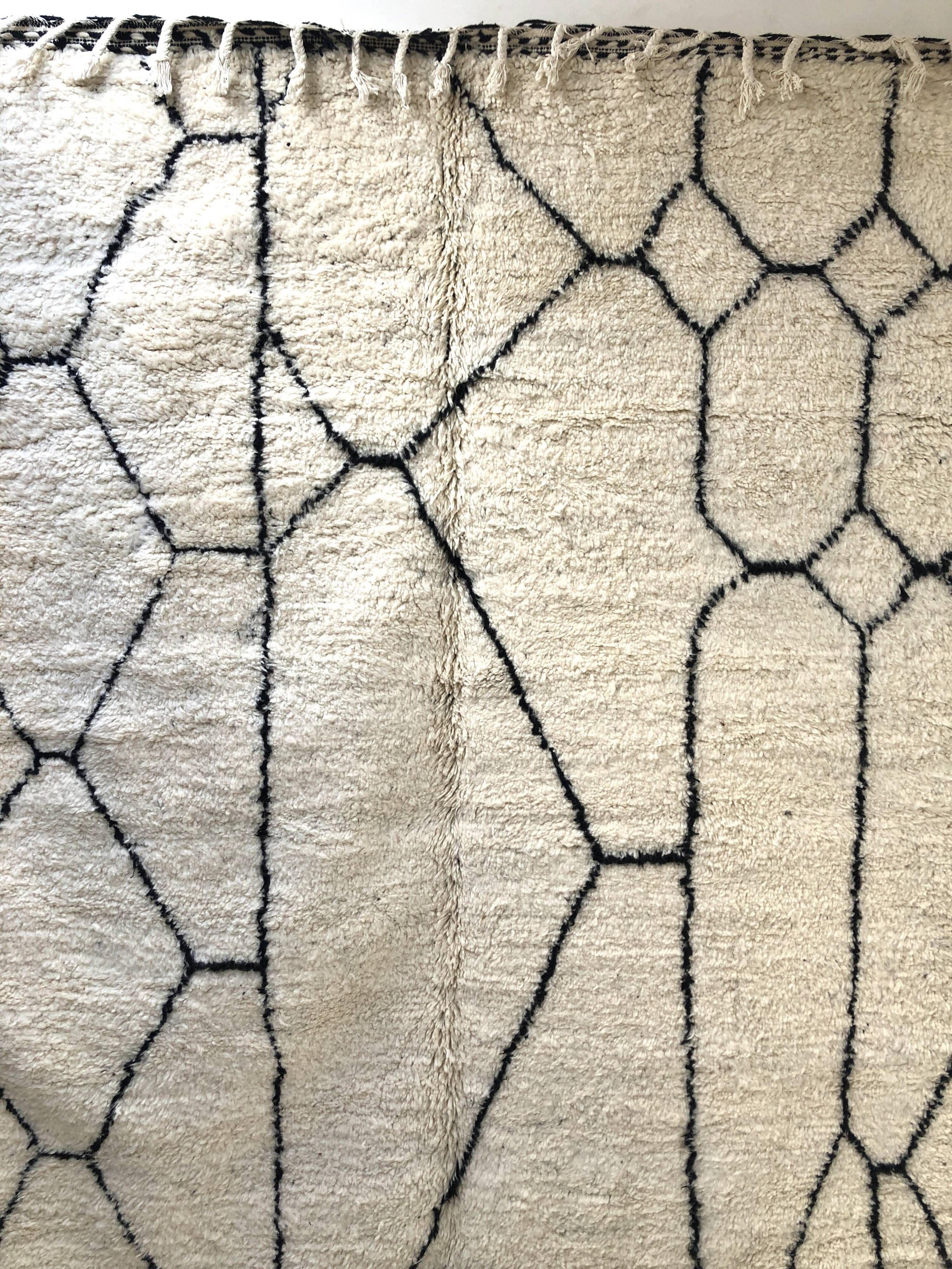Moroccan Berber carpet Beni Ouarain with black graphic patterns 3,09x1.99m