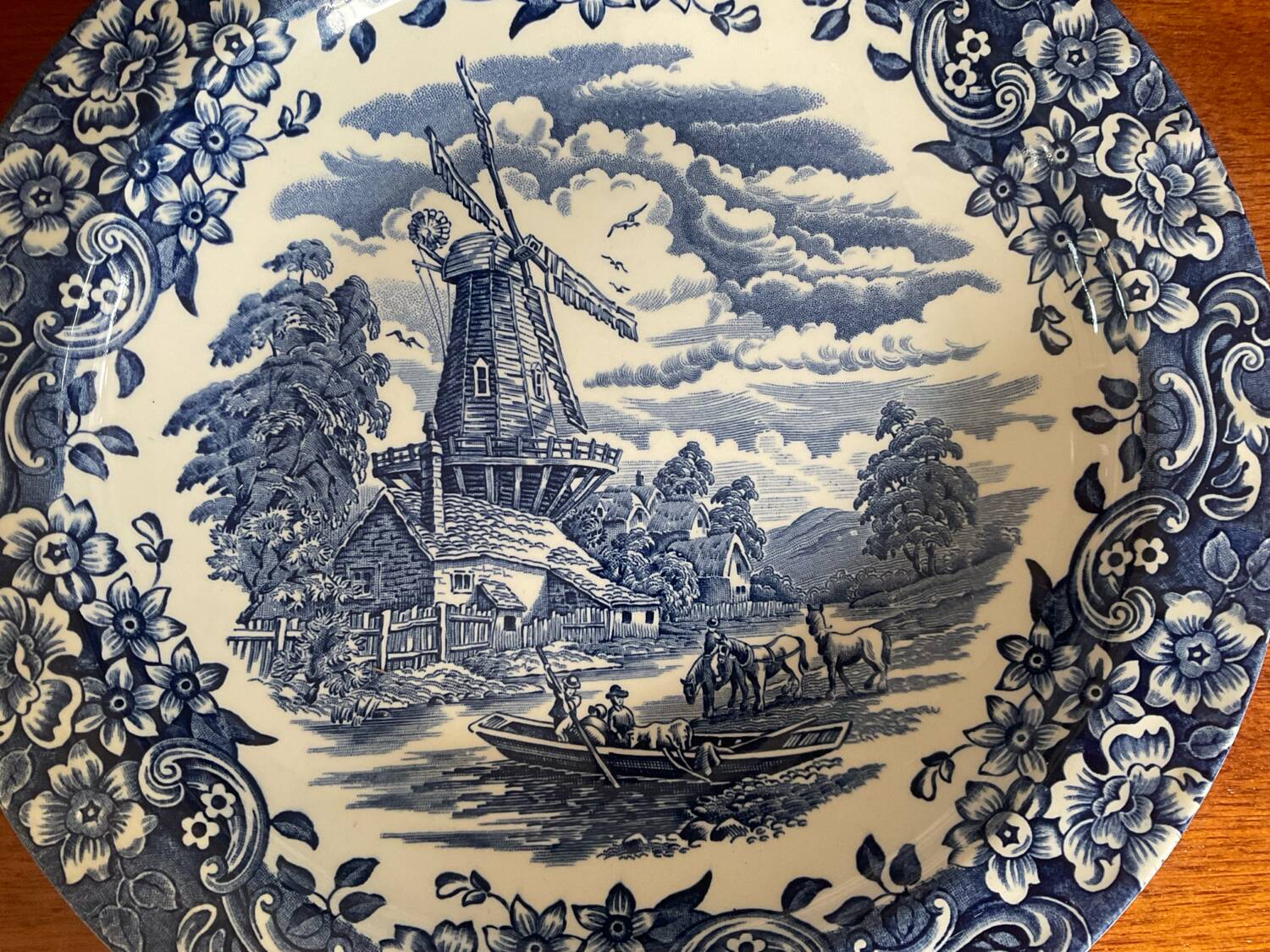 Série de 4 assiettes creuses Royal Tudor Ware England