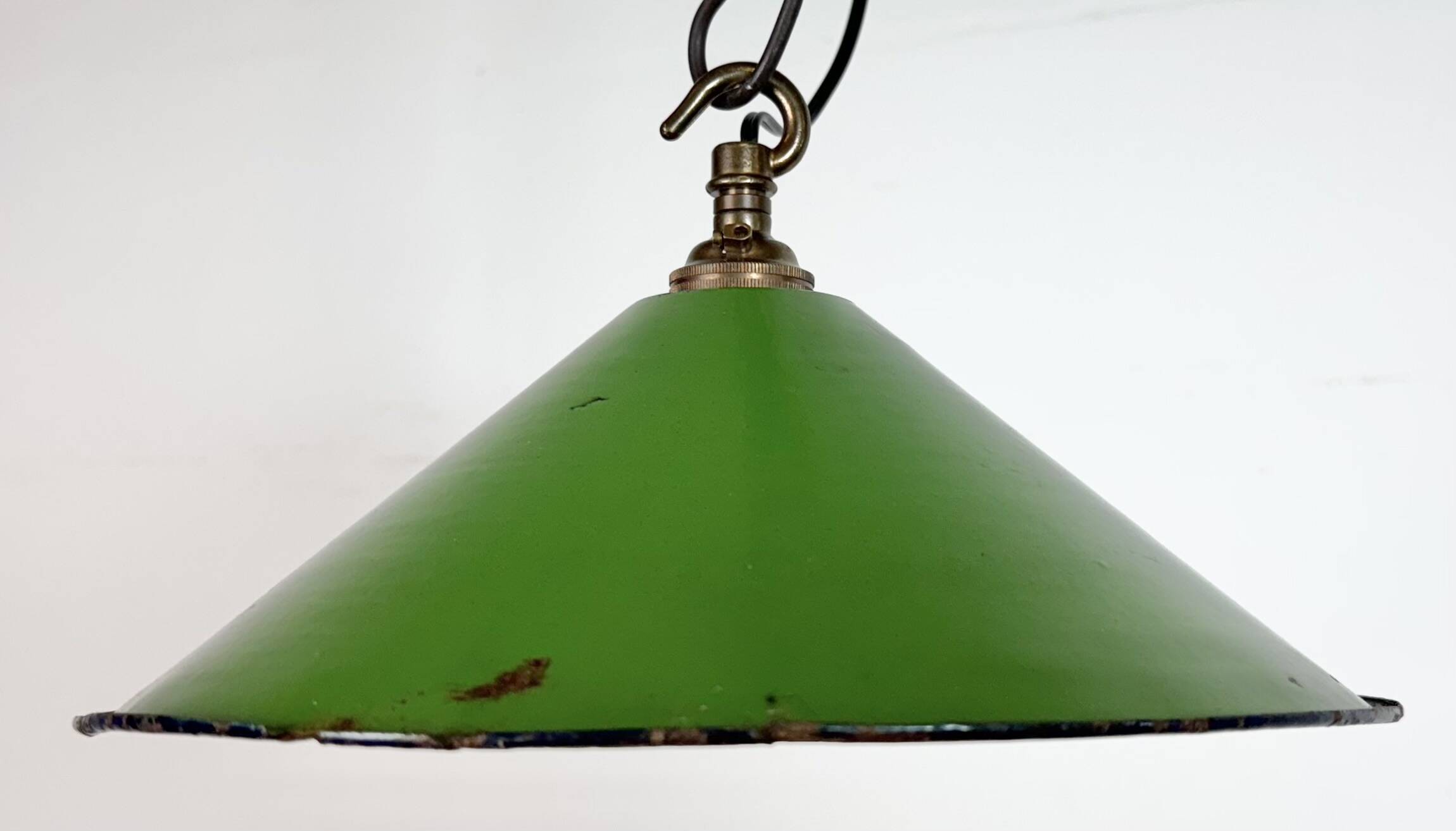 Suspension industrielle britannique en émail vert, années 1950