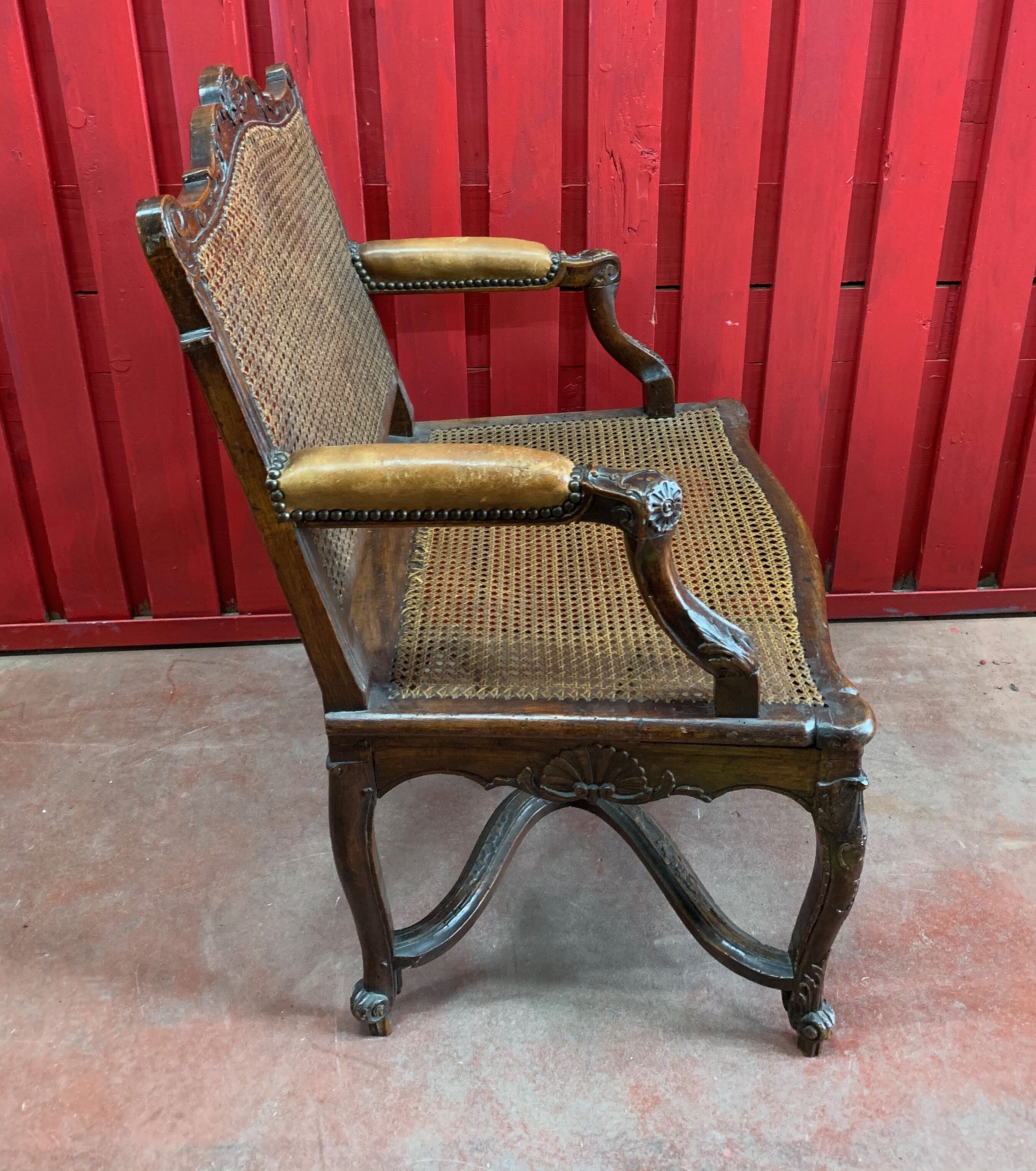 Fauteuil en noyer à fond de canne d'époque Régence début XVIIIème siècle