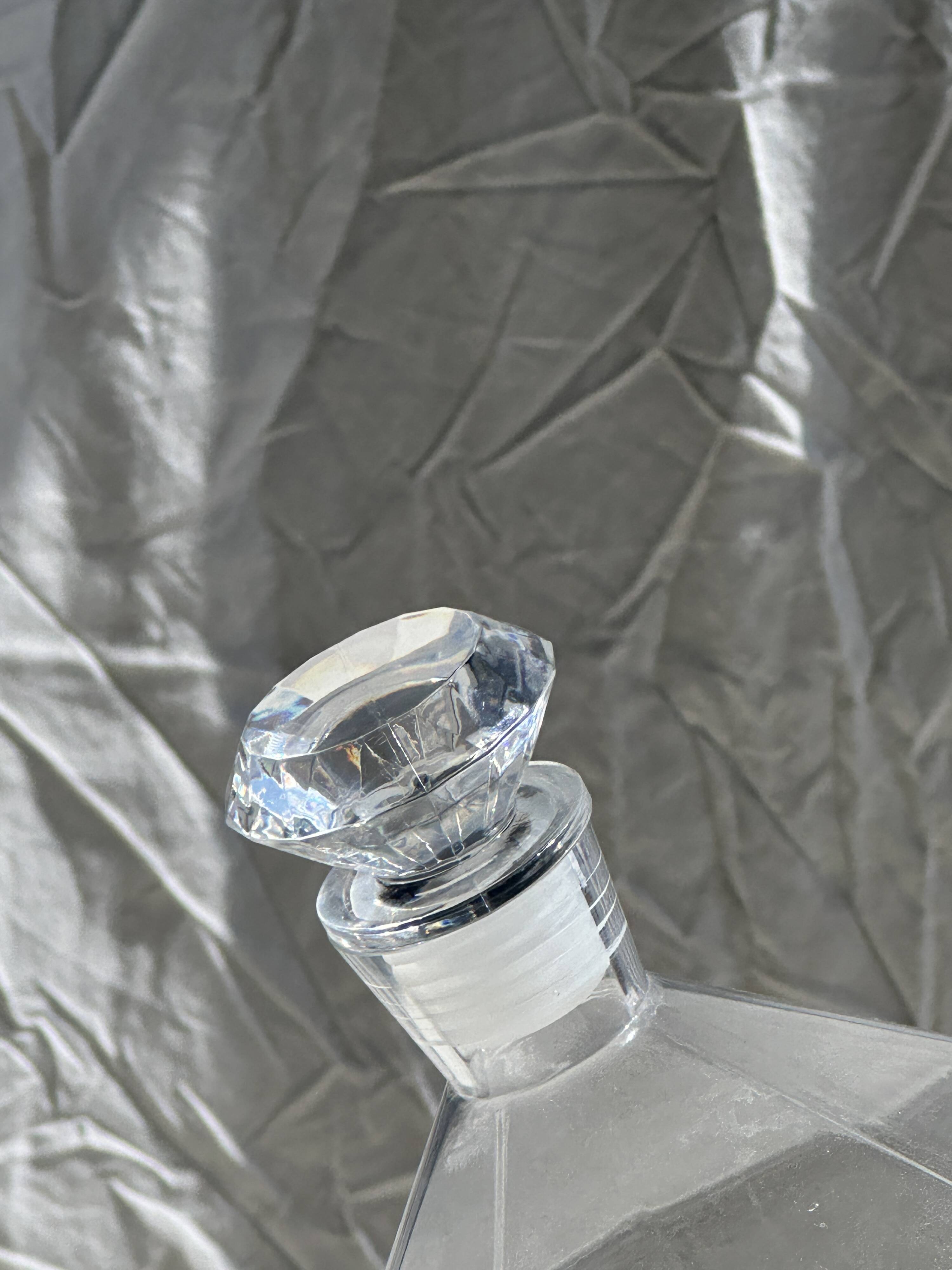 Small geometric carafe with diamond-shaped stopper and its 4 glasses