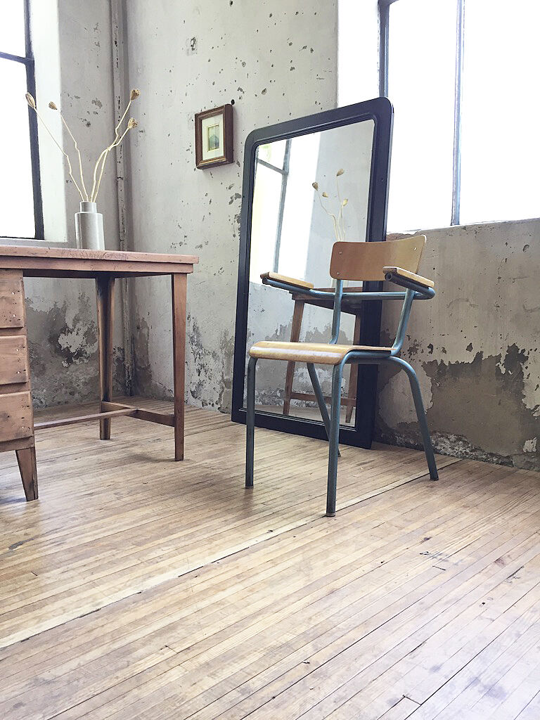 Master chair with armrests