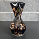 Vase noir à fleurs jaunes