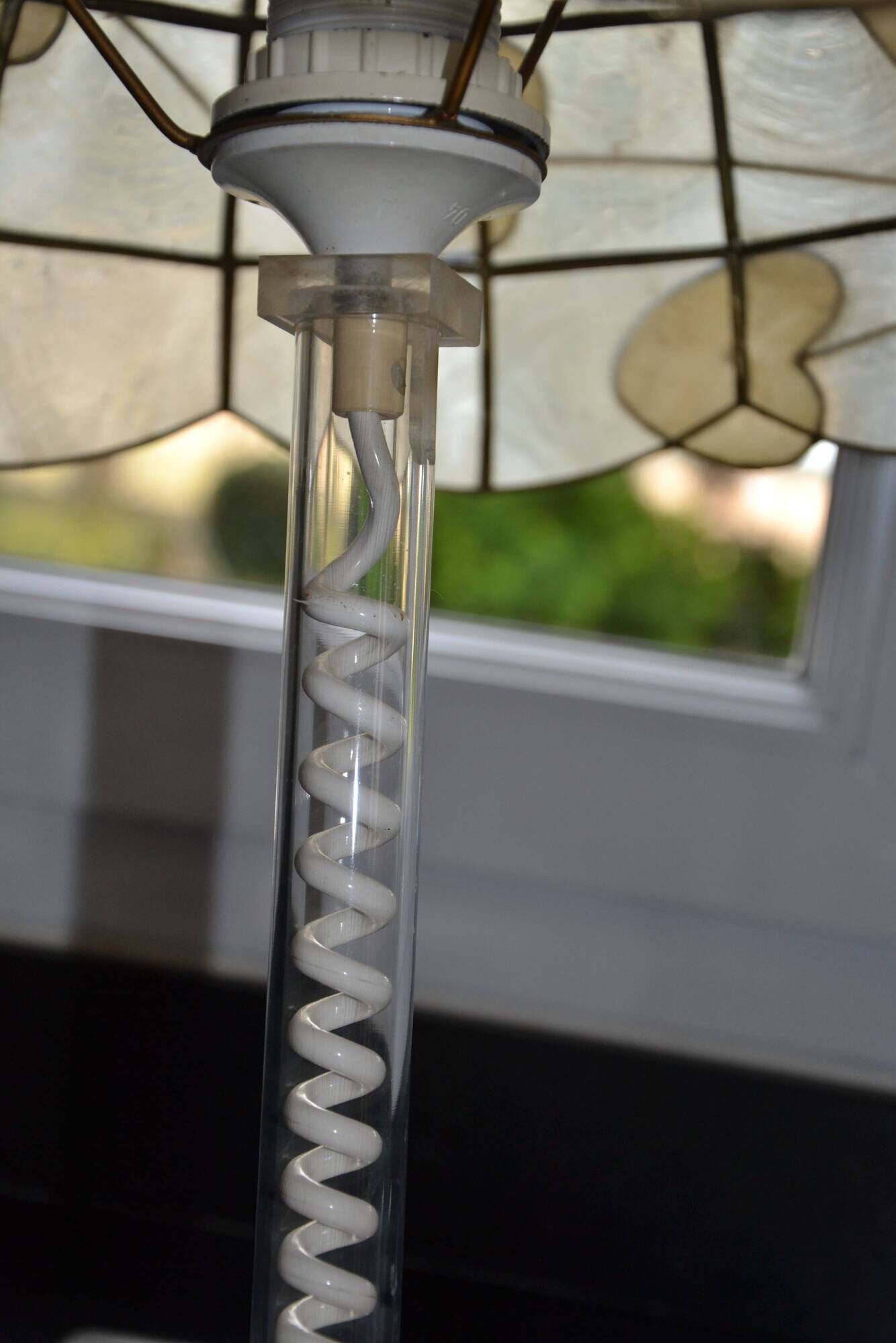 Lampe en nacre et plexiglas années 70