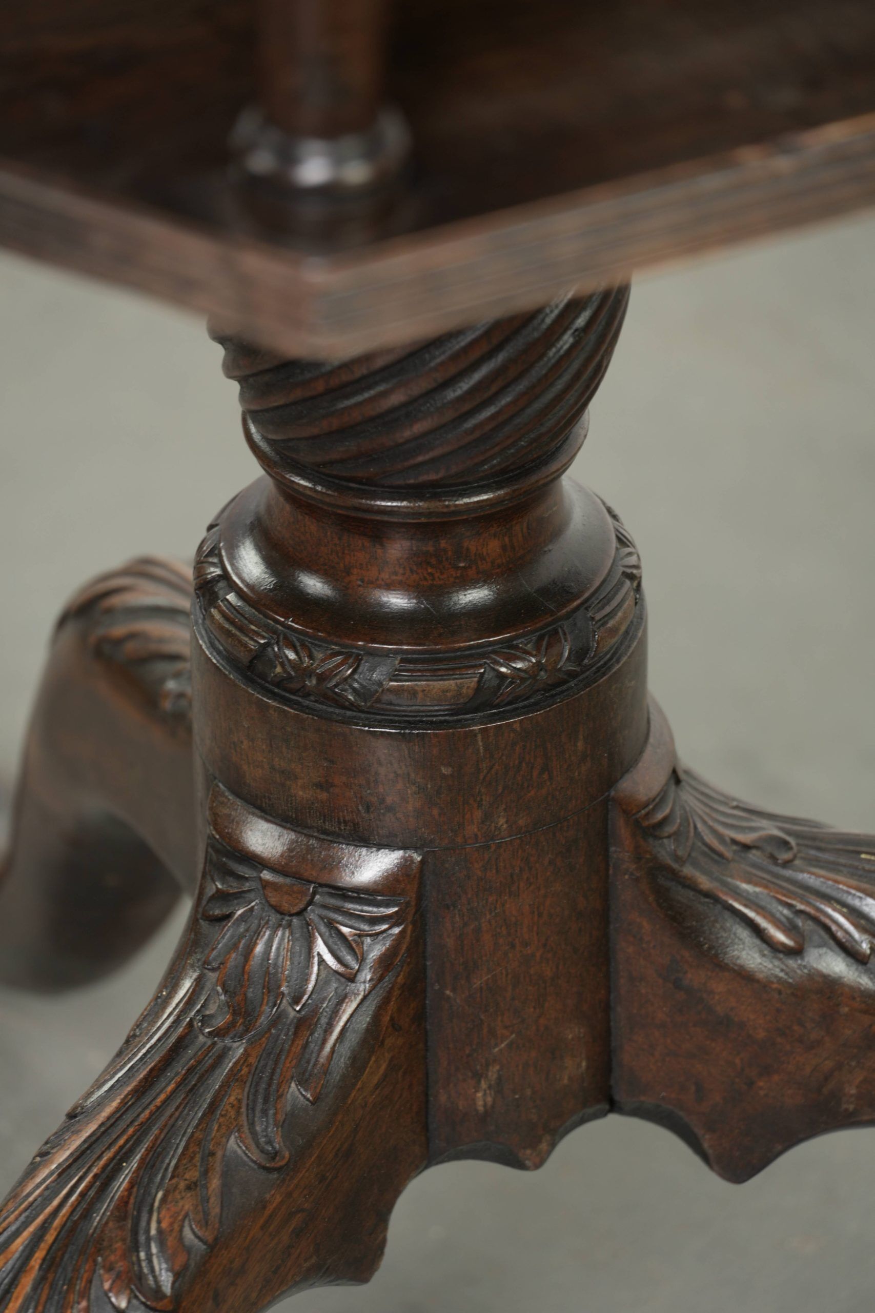 Antique wooden English rotating book table/side table from the 19th century