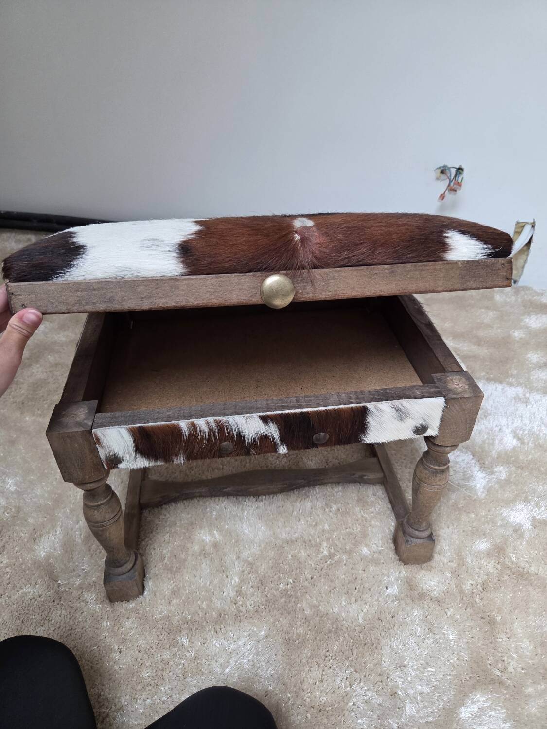 Tabouret coffre vintage en bois et peau de vache