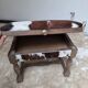 Tabouret coffre vintage en bois et peau de vache