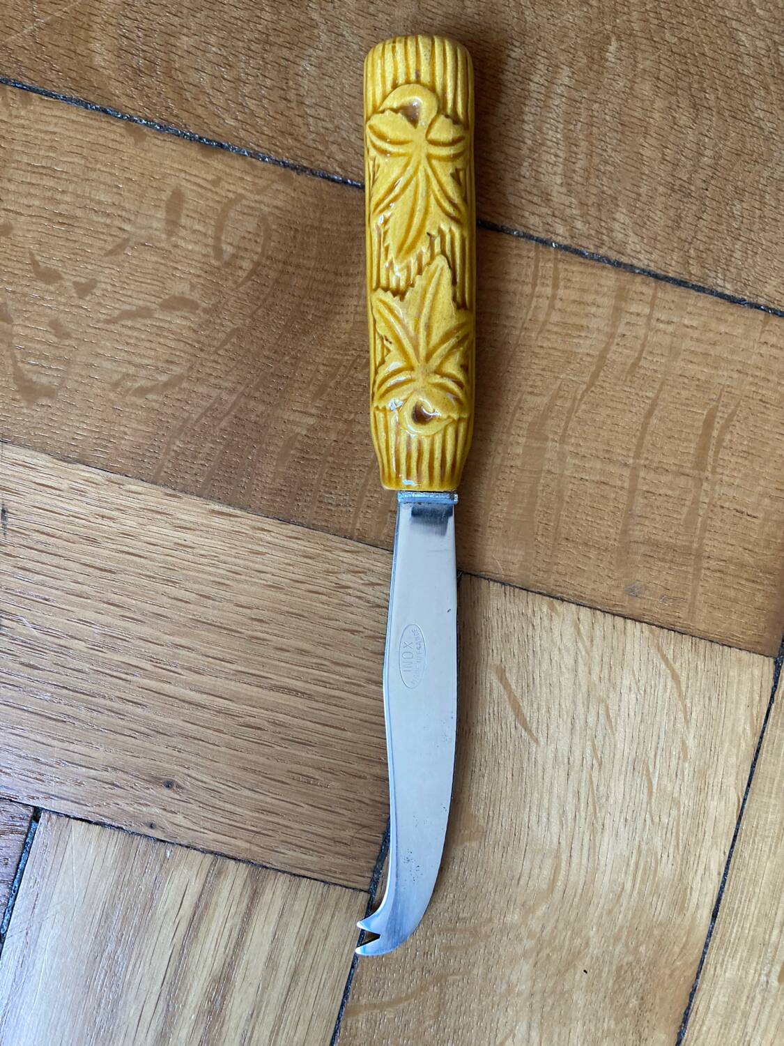 Barbotine cheese knife