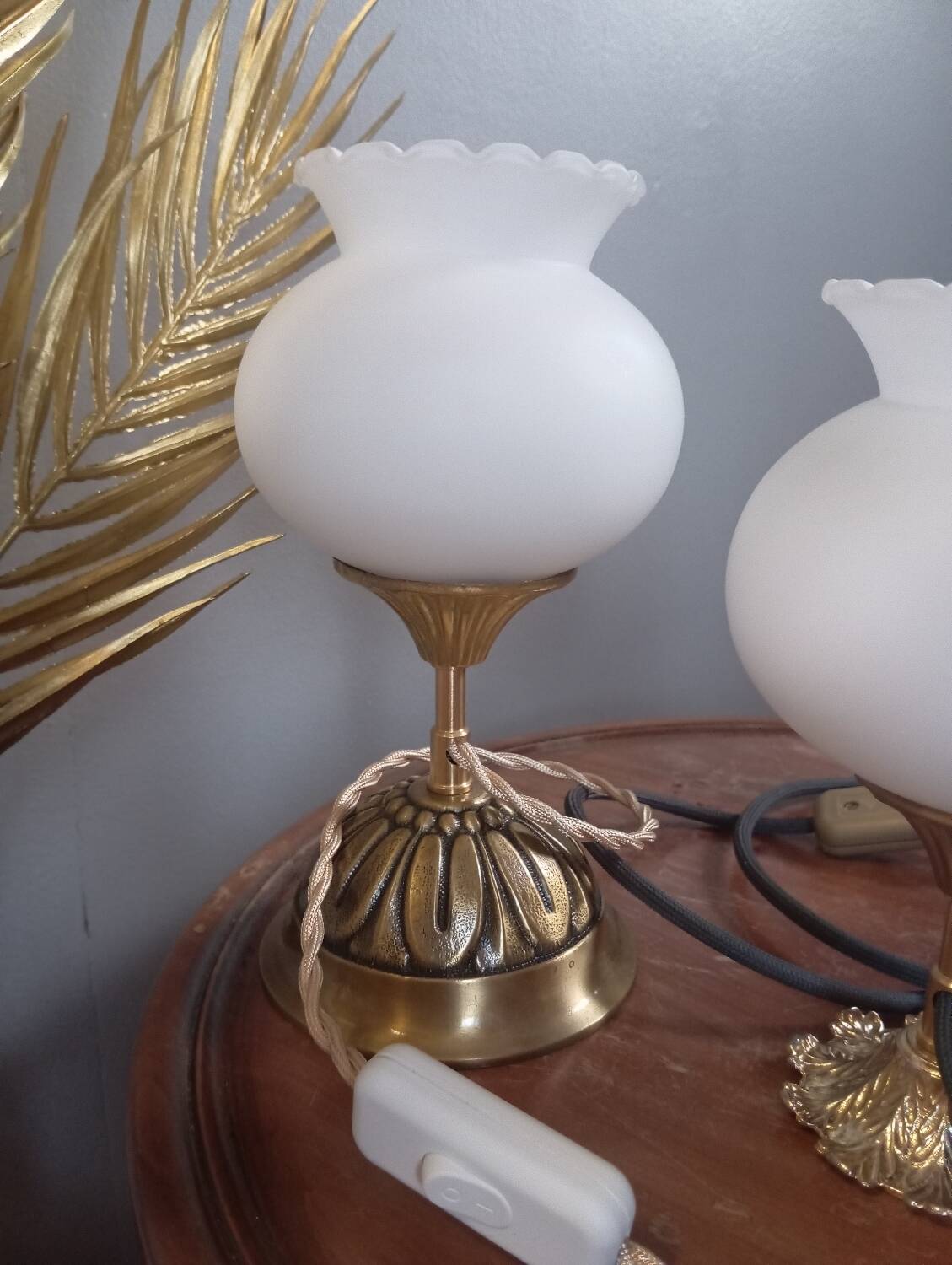 Trio lampes à poser style art deco bronze et opaline blanche