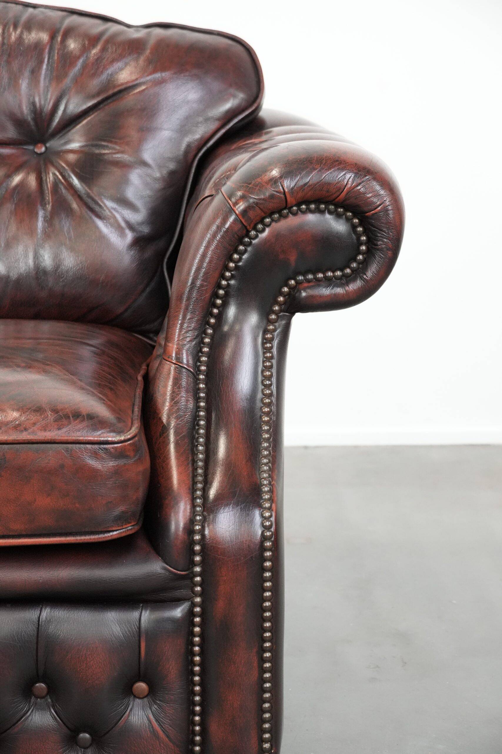 Fauteuil Chesterfield en cuir marbré rouge de style anglais