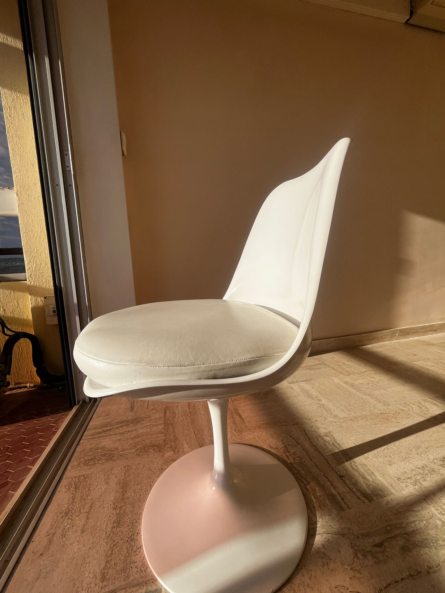 A complete marble table with tulip design for Knoll Saarinen.