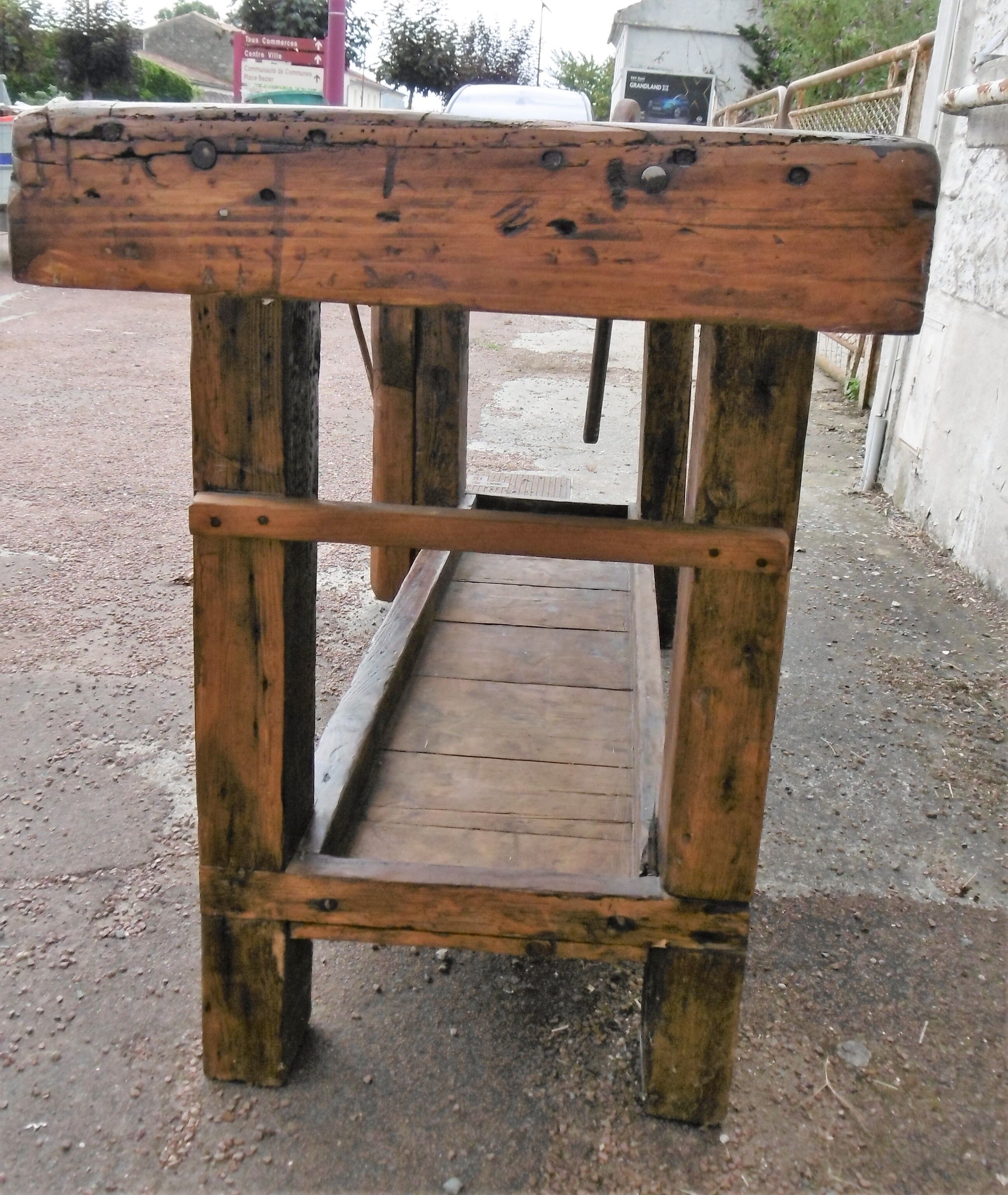 Workbench in raw wood with the press