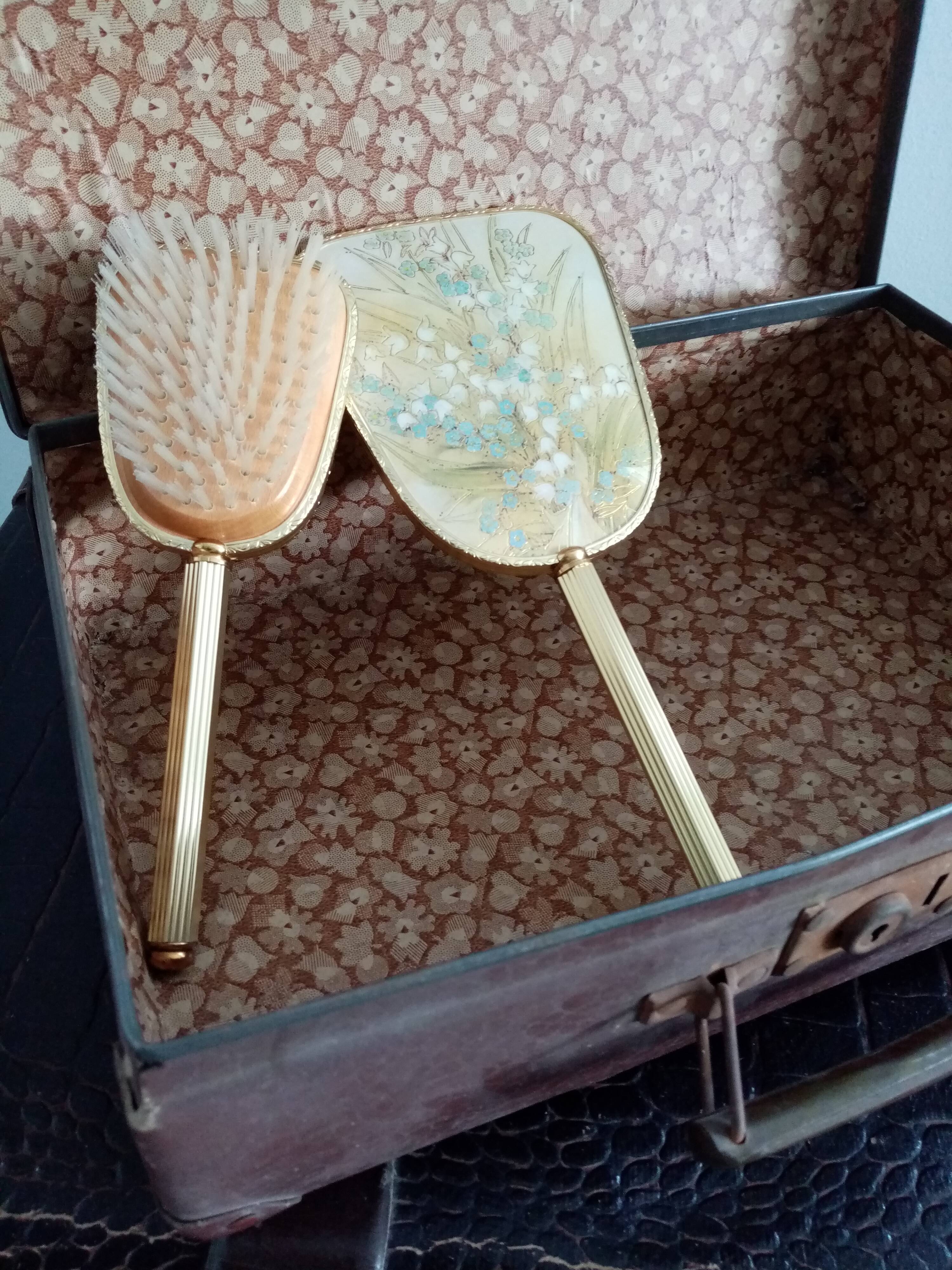 Hand mirror set and comb