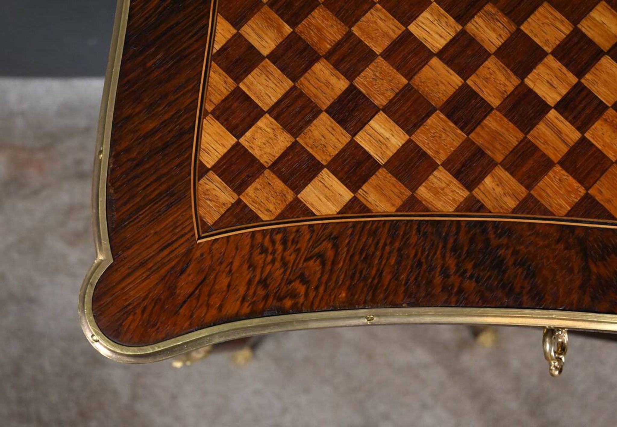 Table de salon, travailleuse en marqueterie, style Louis XV – fin XIXe