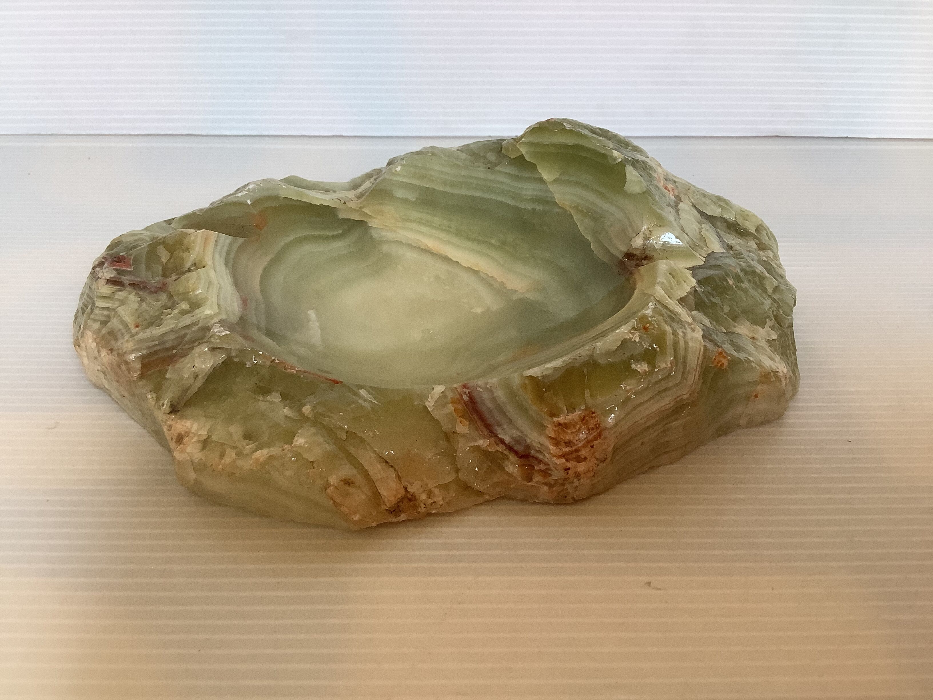 Empty pocket varnished onyx ashtray