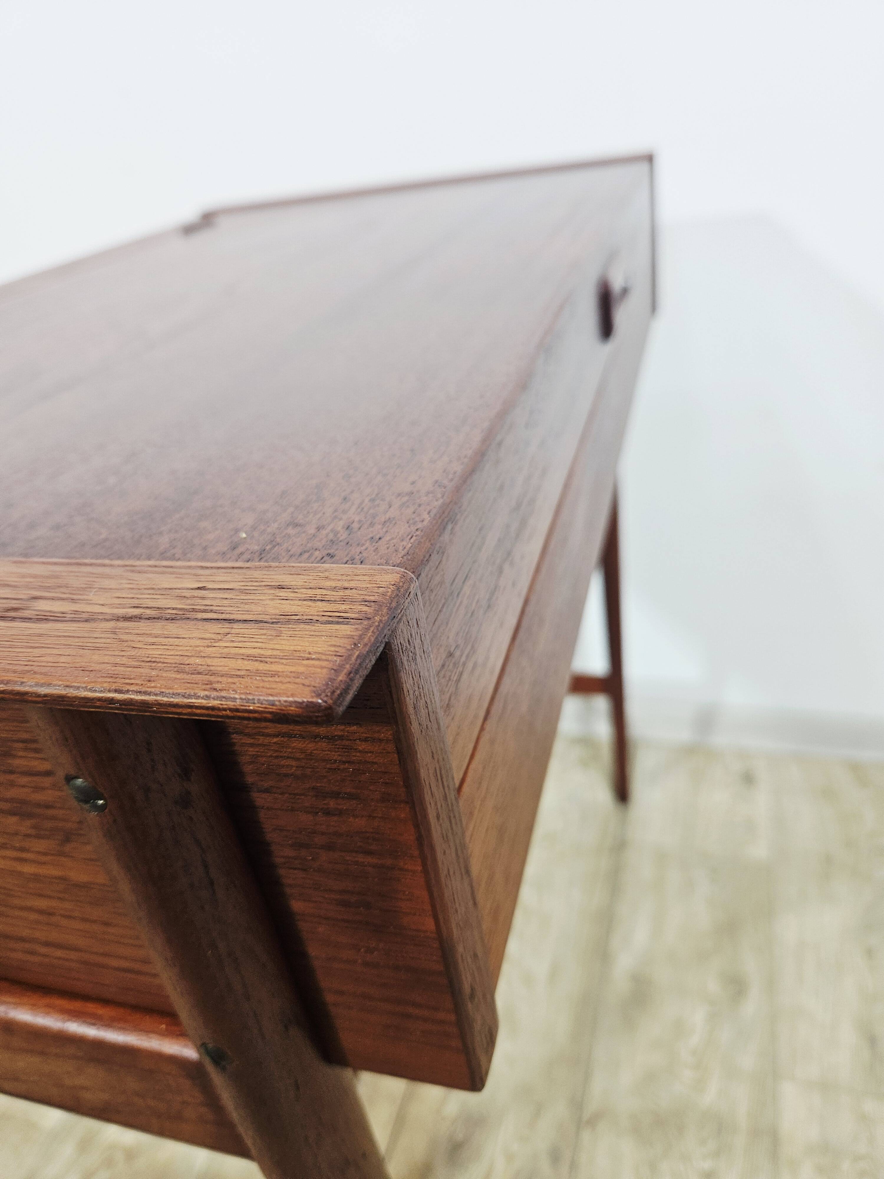 Coiffeuse en teck scandinave – Design danois des années 1960.
